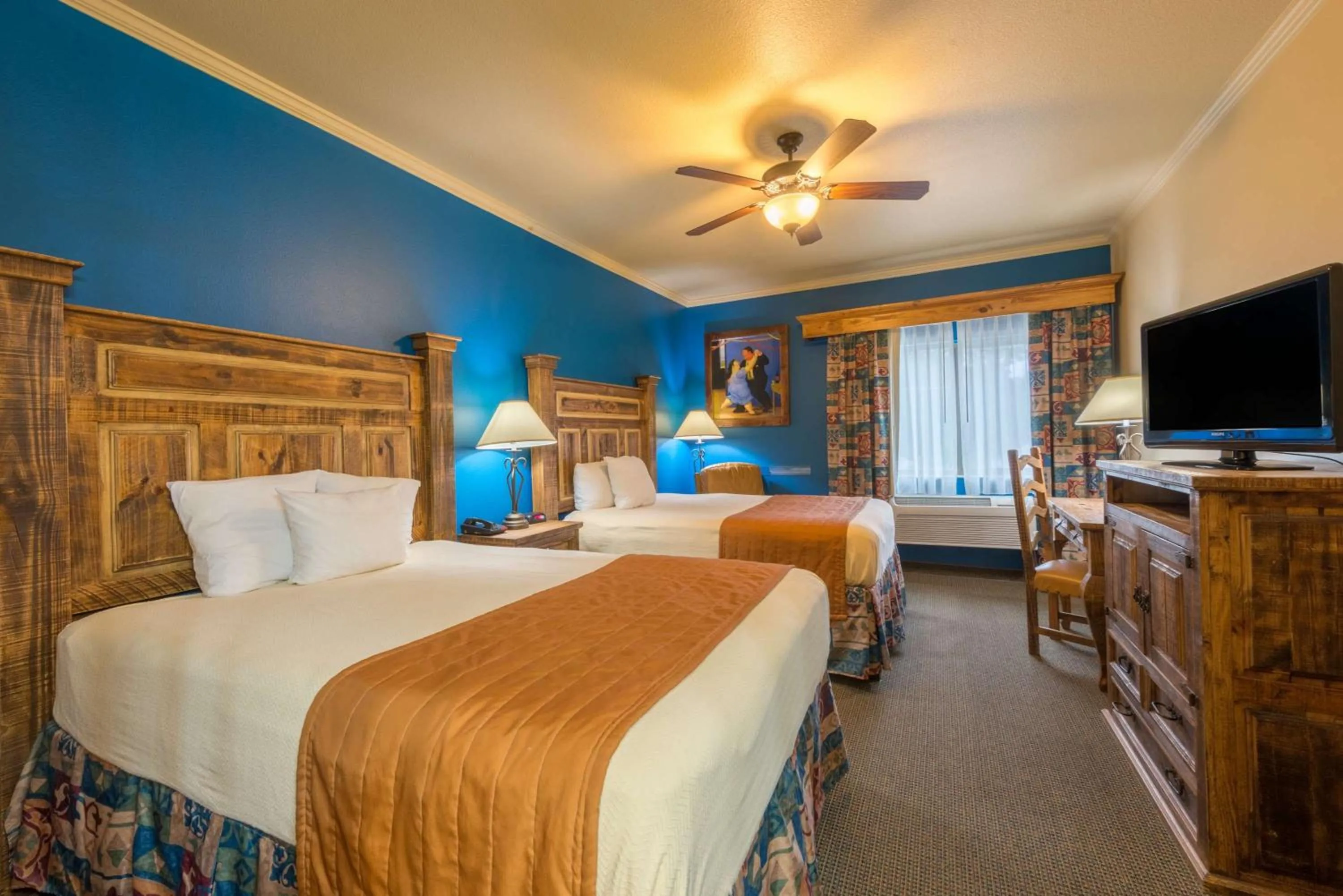 Photo of the whole room, Bed in La Hacienda Inn near Alamodome & Riverwalk