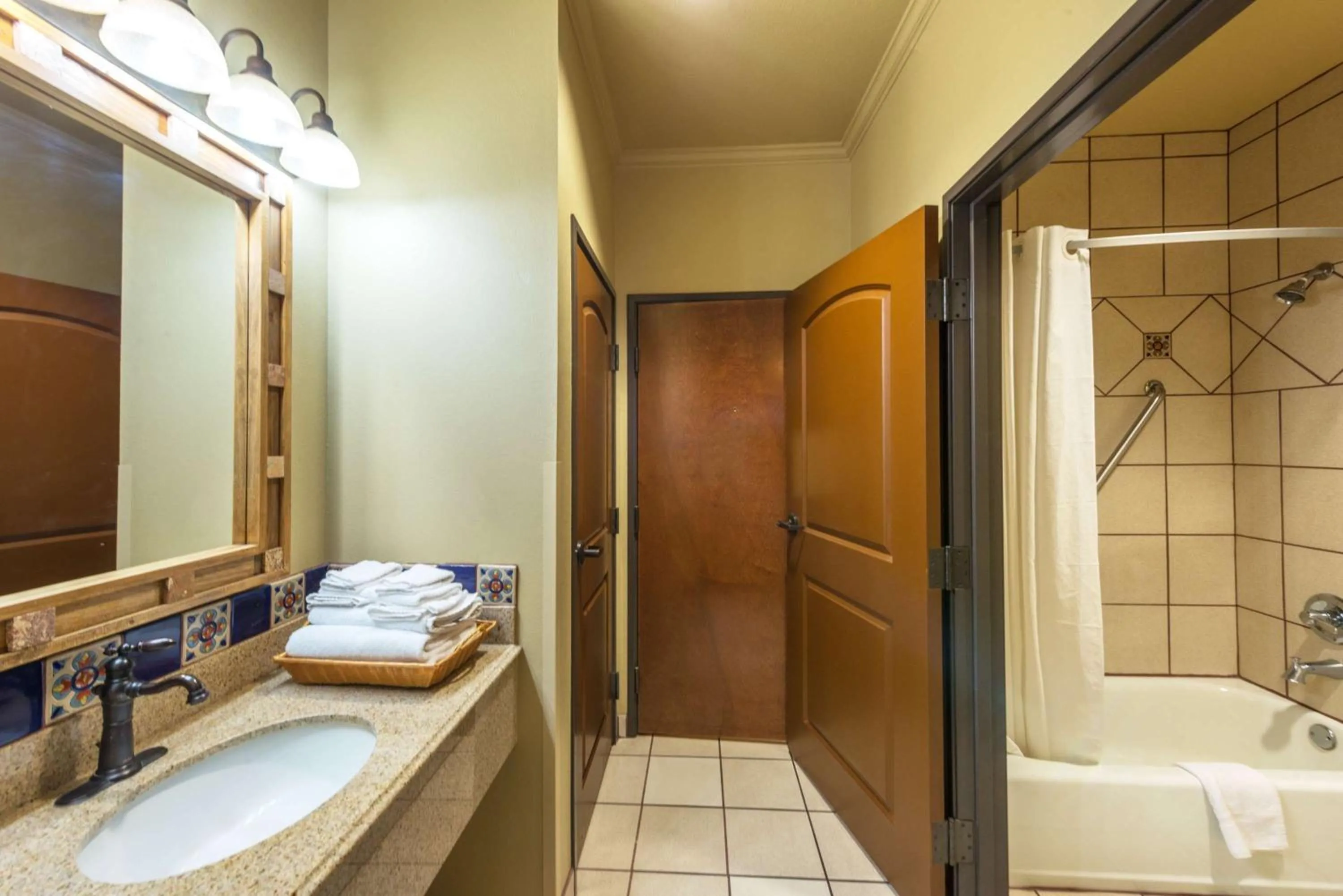 Bathroom in La Hacienda Inn near Alamodome & Riverwalk