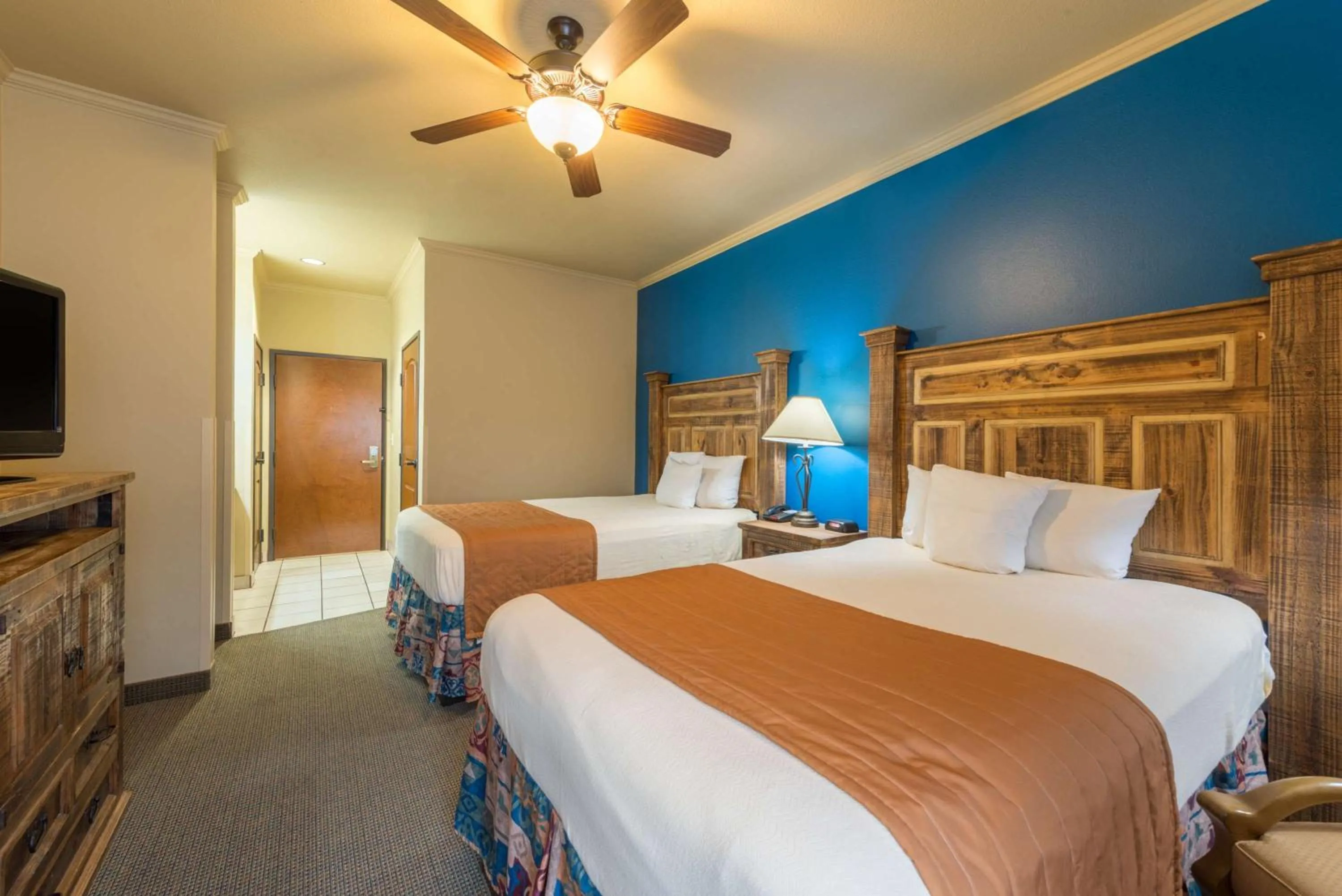 Photo of the whole room, Bed in La Hacienda Inn near Alamodome & Riverwalk