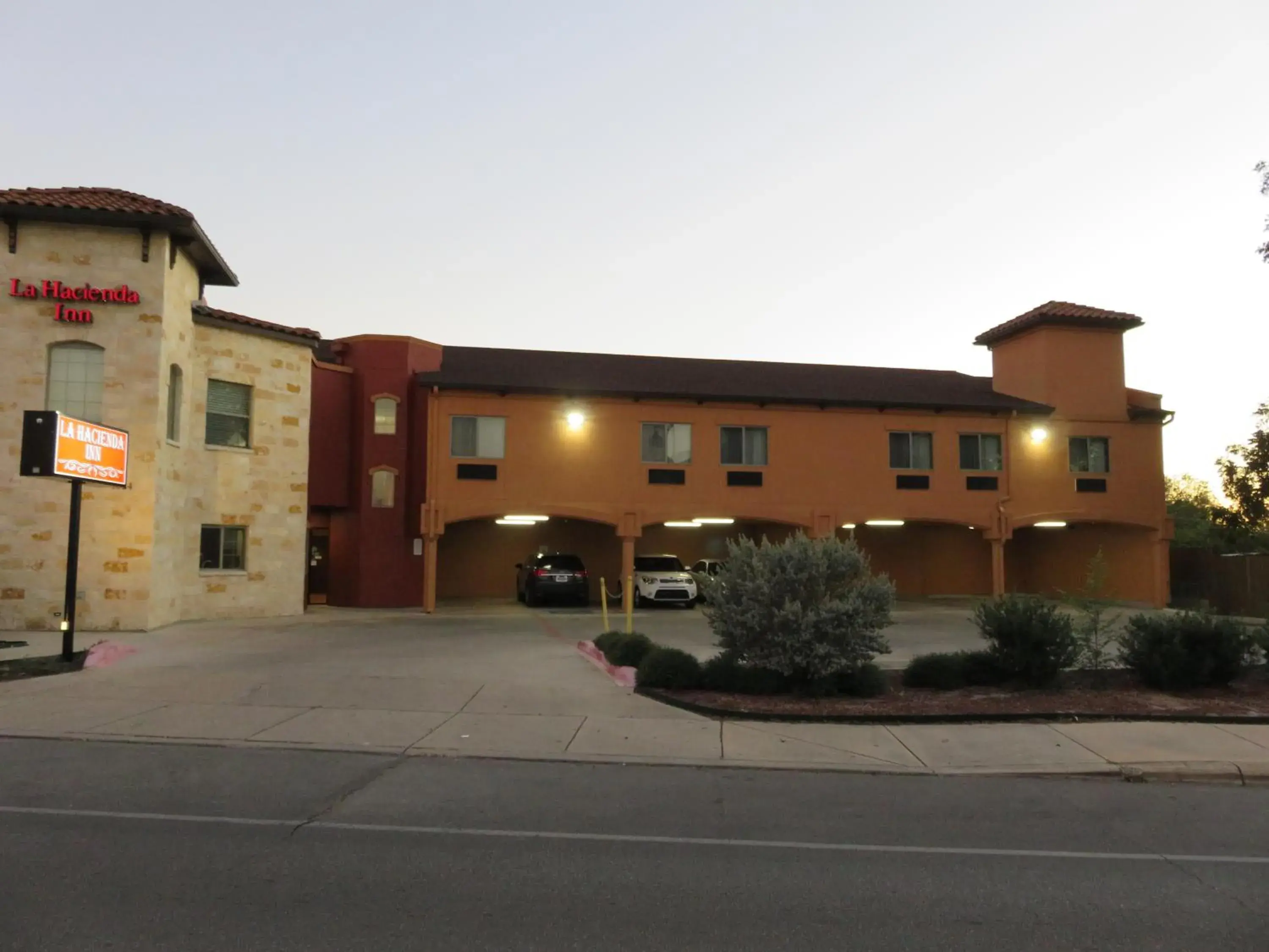 Facade/entrance in La Hacienda Inn near Alamodome & Riverwalk Facade/entrance in La Hacienda Inn near Alamodome & Riverwalk