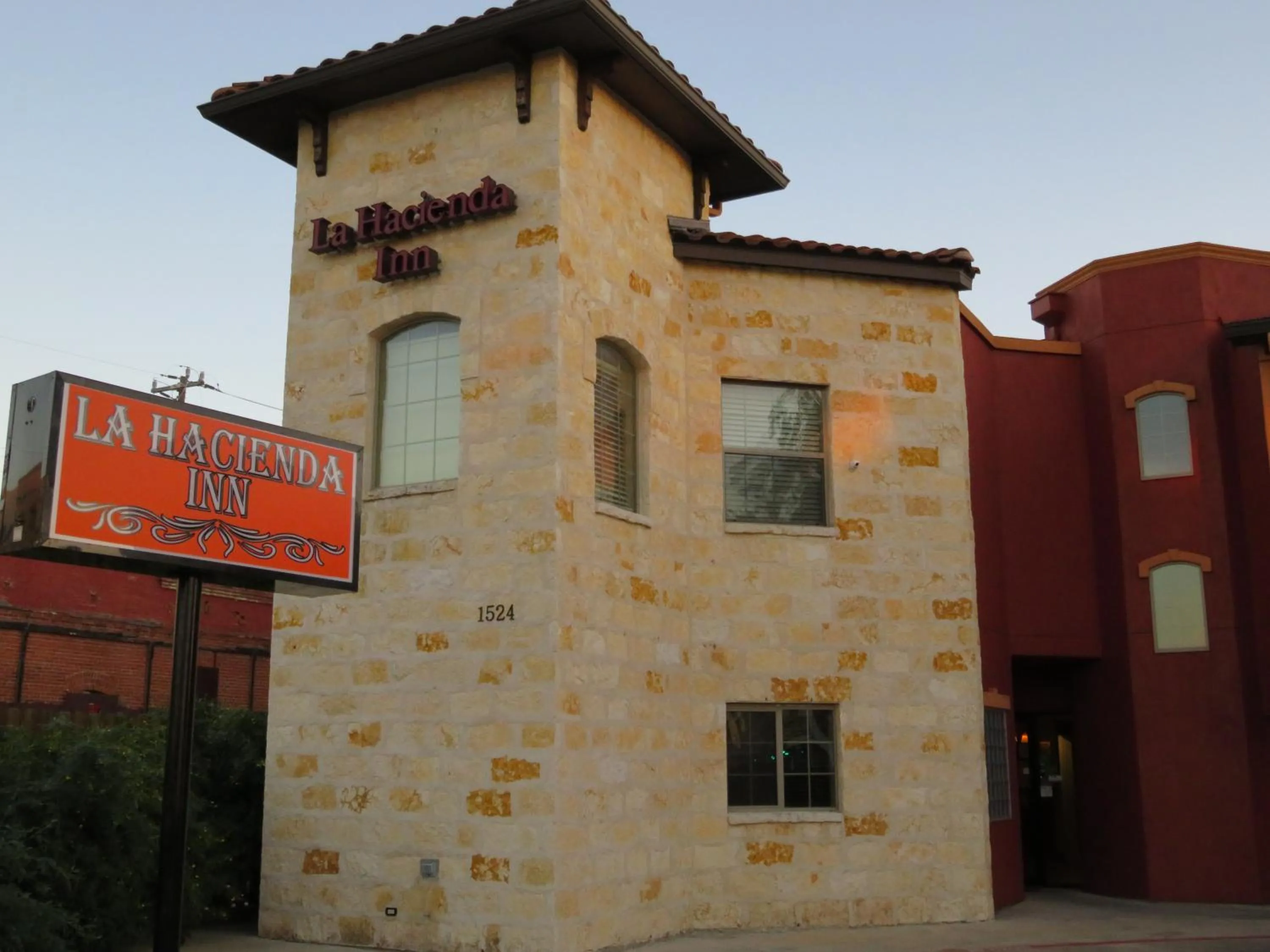 Facade/entrance in La Hacienda Inn near Alamodome & Riverwalk