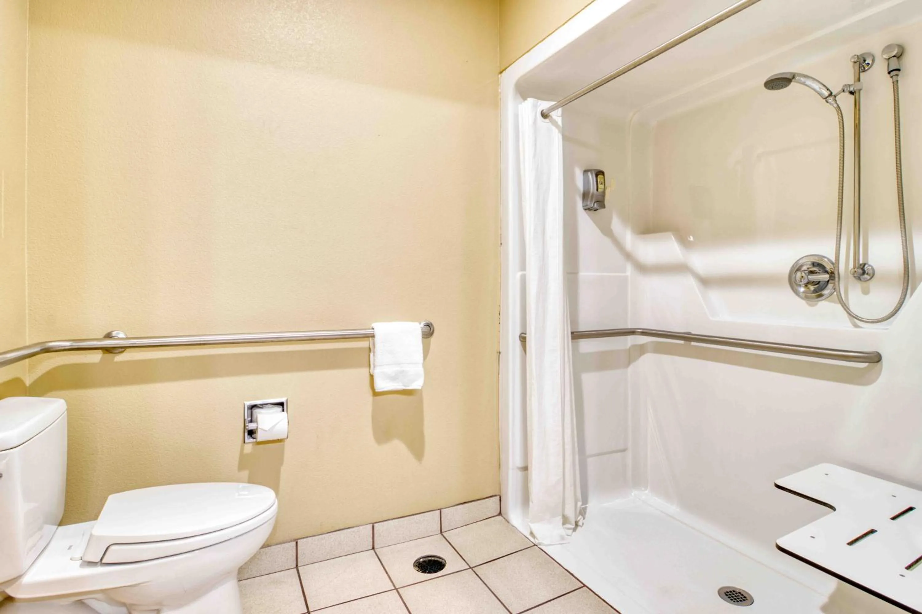 Bathroom in La Hacienda Inn near Alamodome & Riverwalk