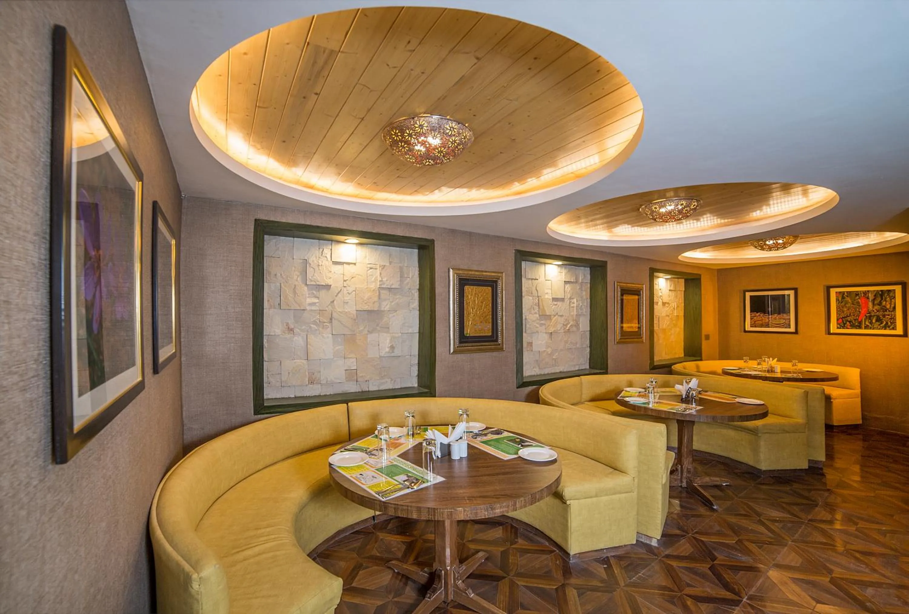 Restaurant/places to eat in Lemon Tree Hotel Srinagar