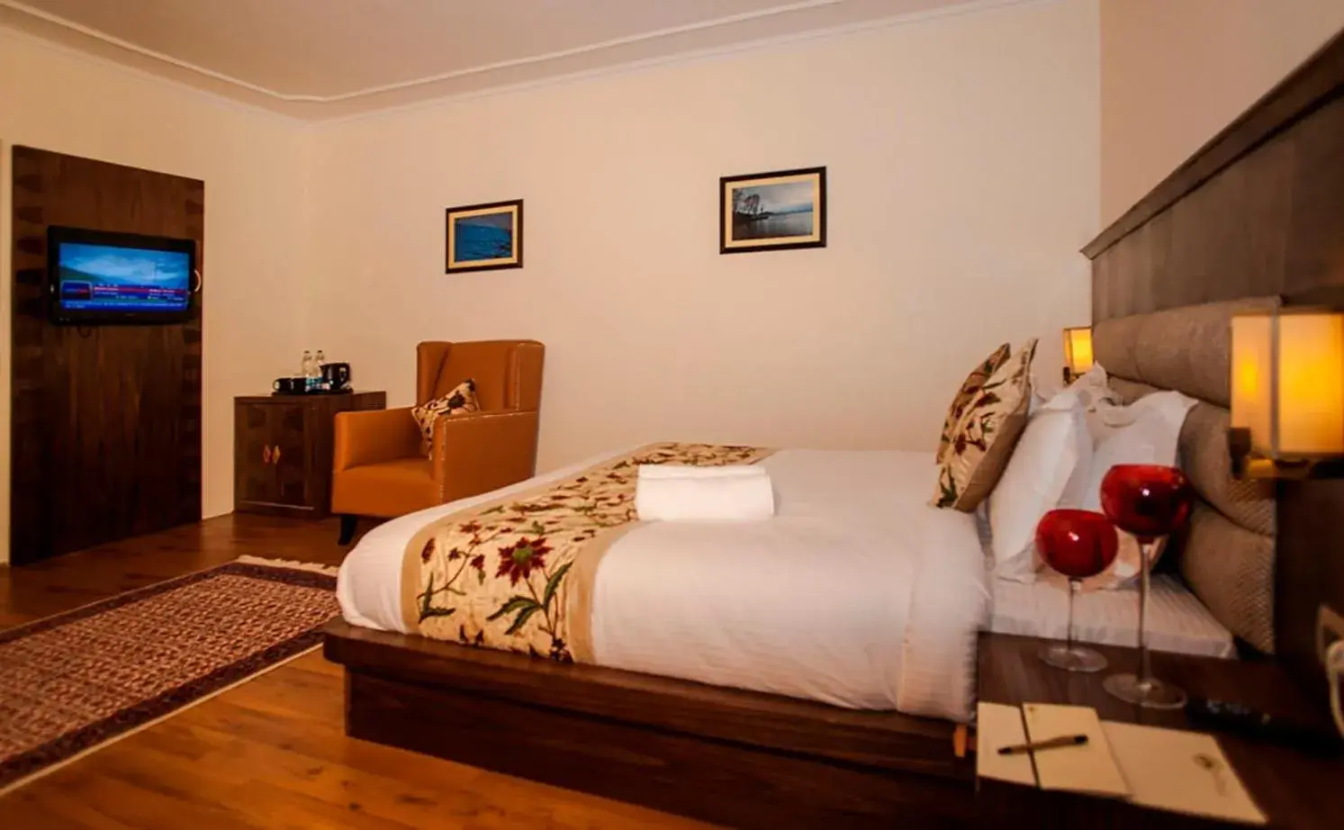 Superior King Room - single occupancy in Lemon Tree Hotel Srinagar Superior King Room - single occupancy in Lemon Tree Hotel Srinagar