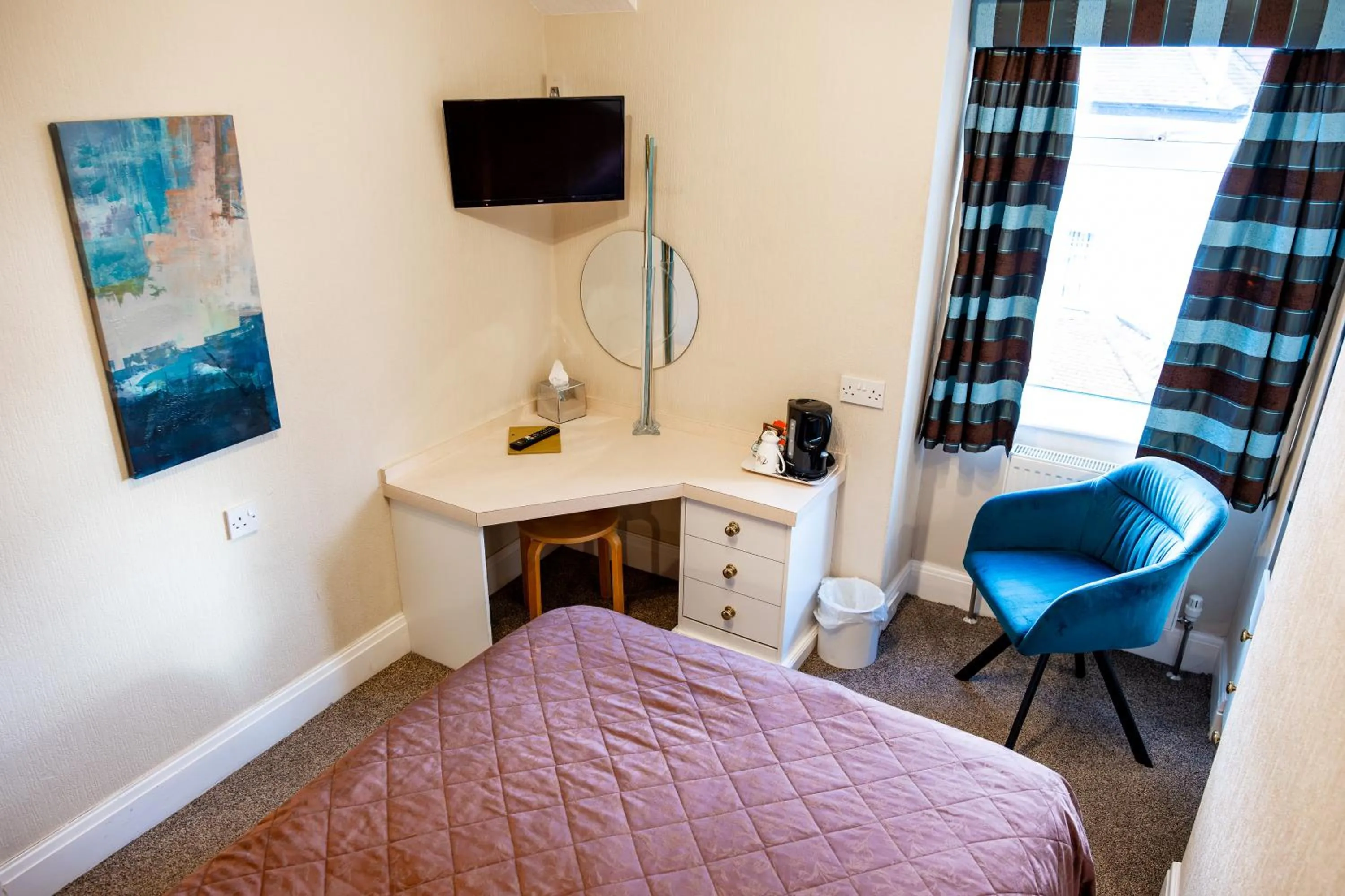 Bedroom, Bed in Park Manor Hotel