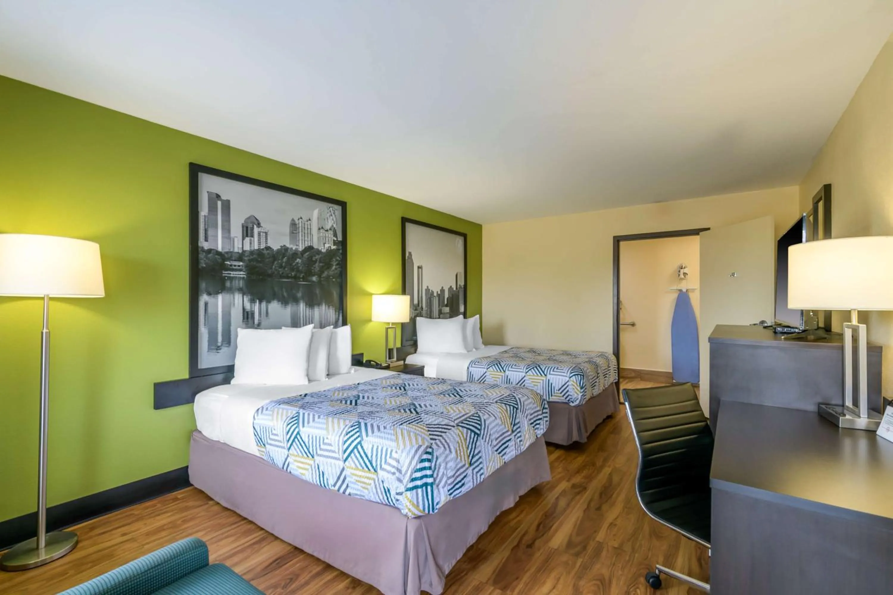 Bedroom, Bed in Super 8 by Wyndham Forsyth