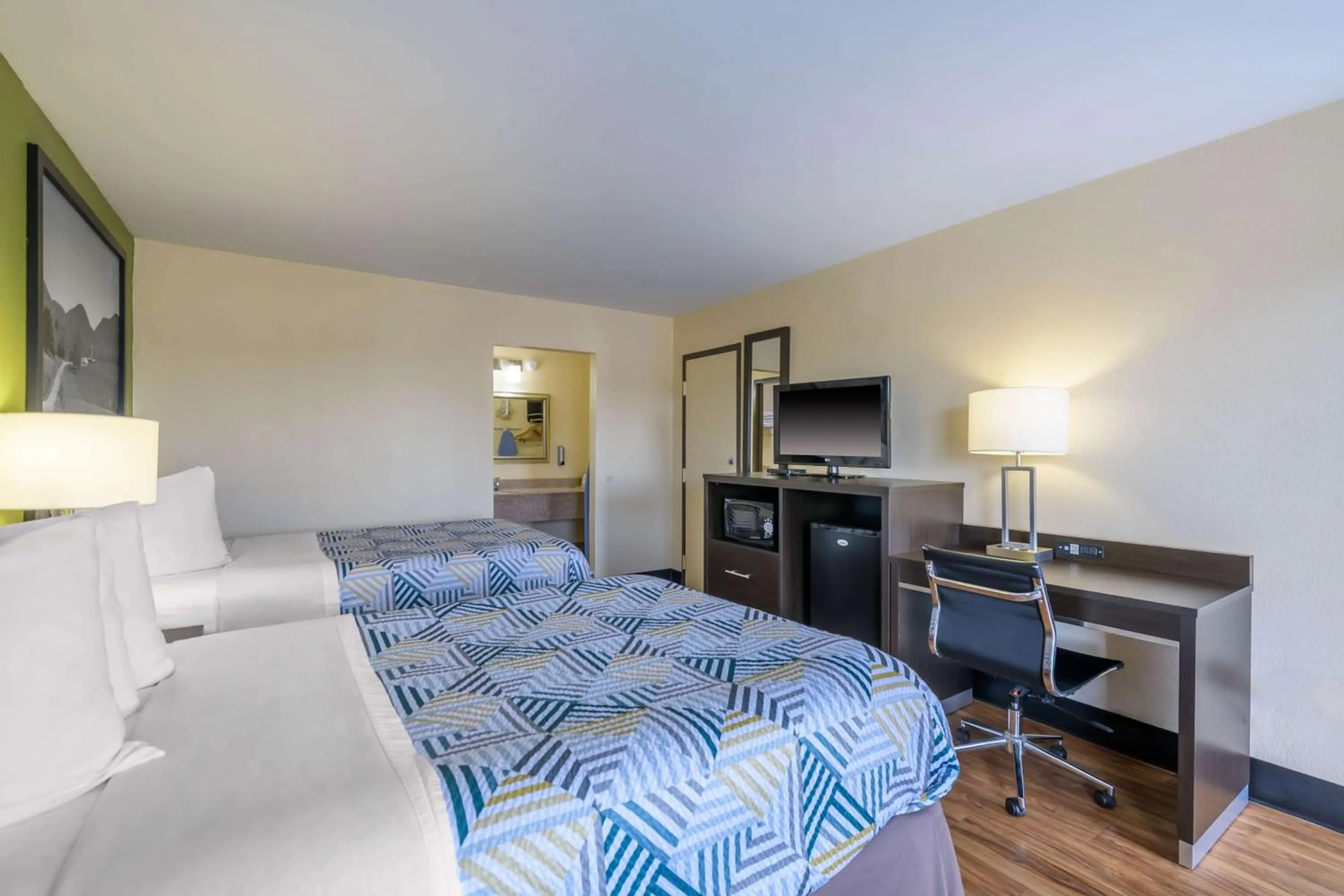 Bedroom in Motel 6 Forsyth, GA Tift College