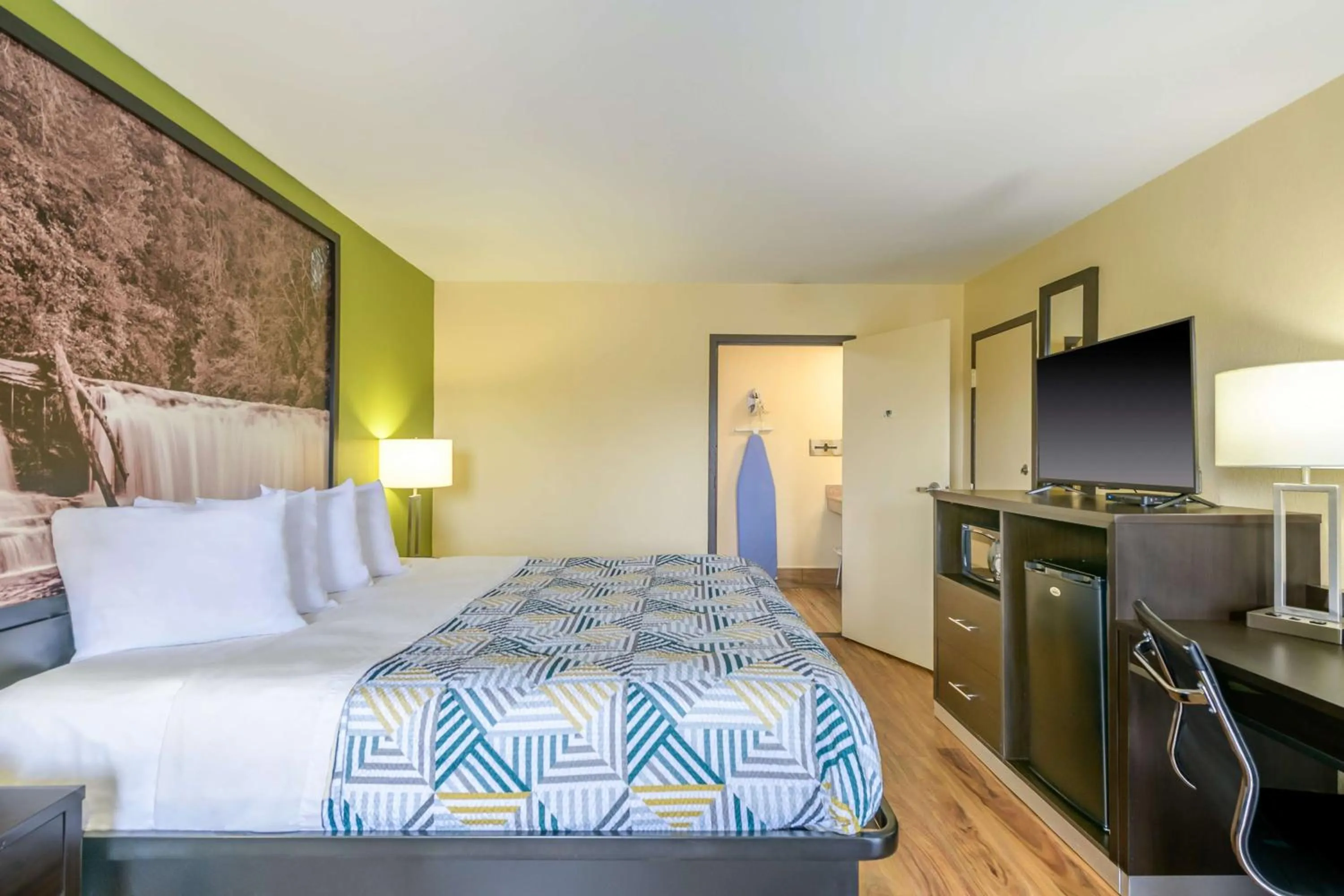 Bedroom, Bed in Motel 6 Forsyth, GA Tift College