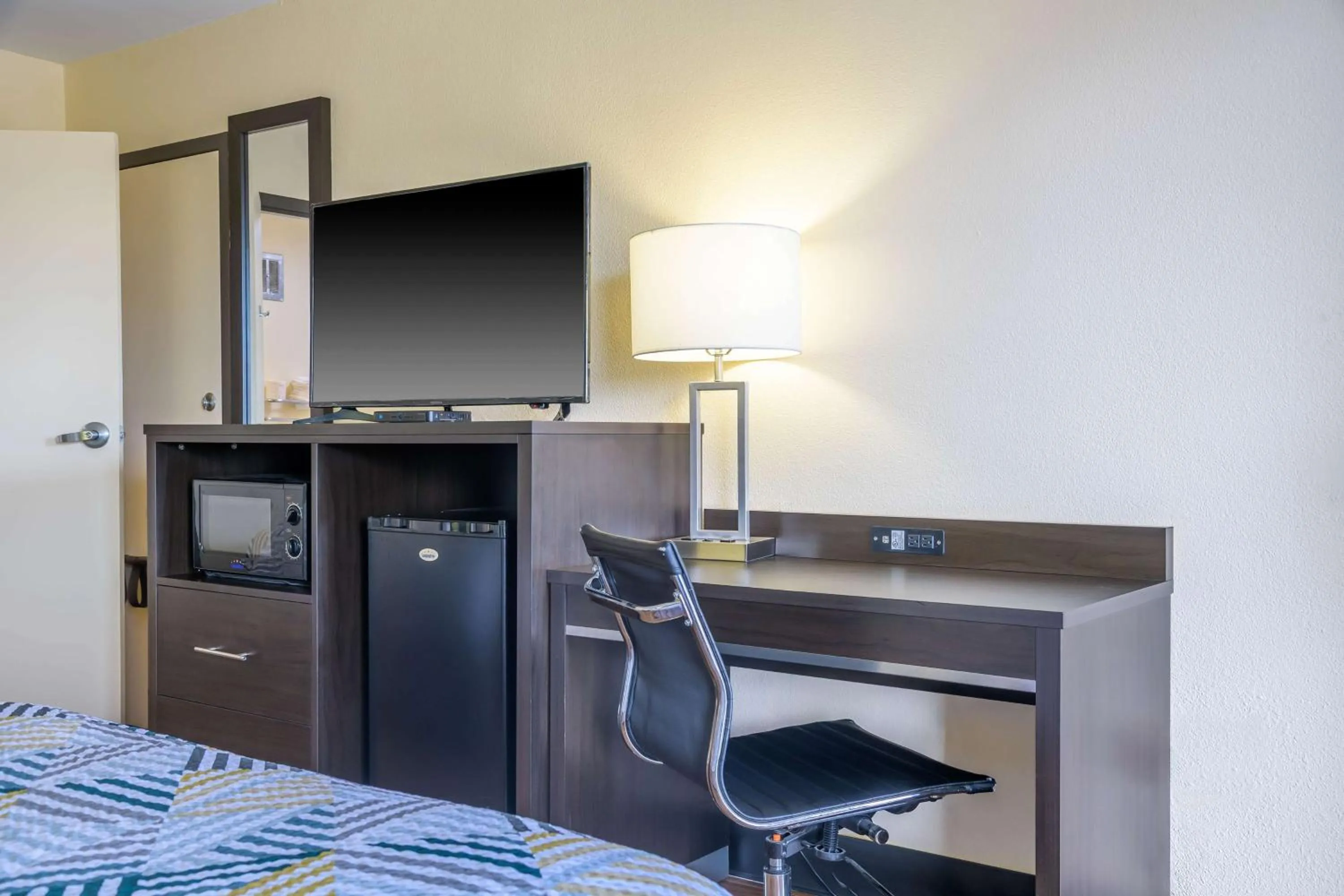 Bedroom, Bed in Motel 6 Forsyth, GA Tift College