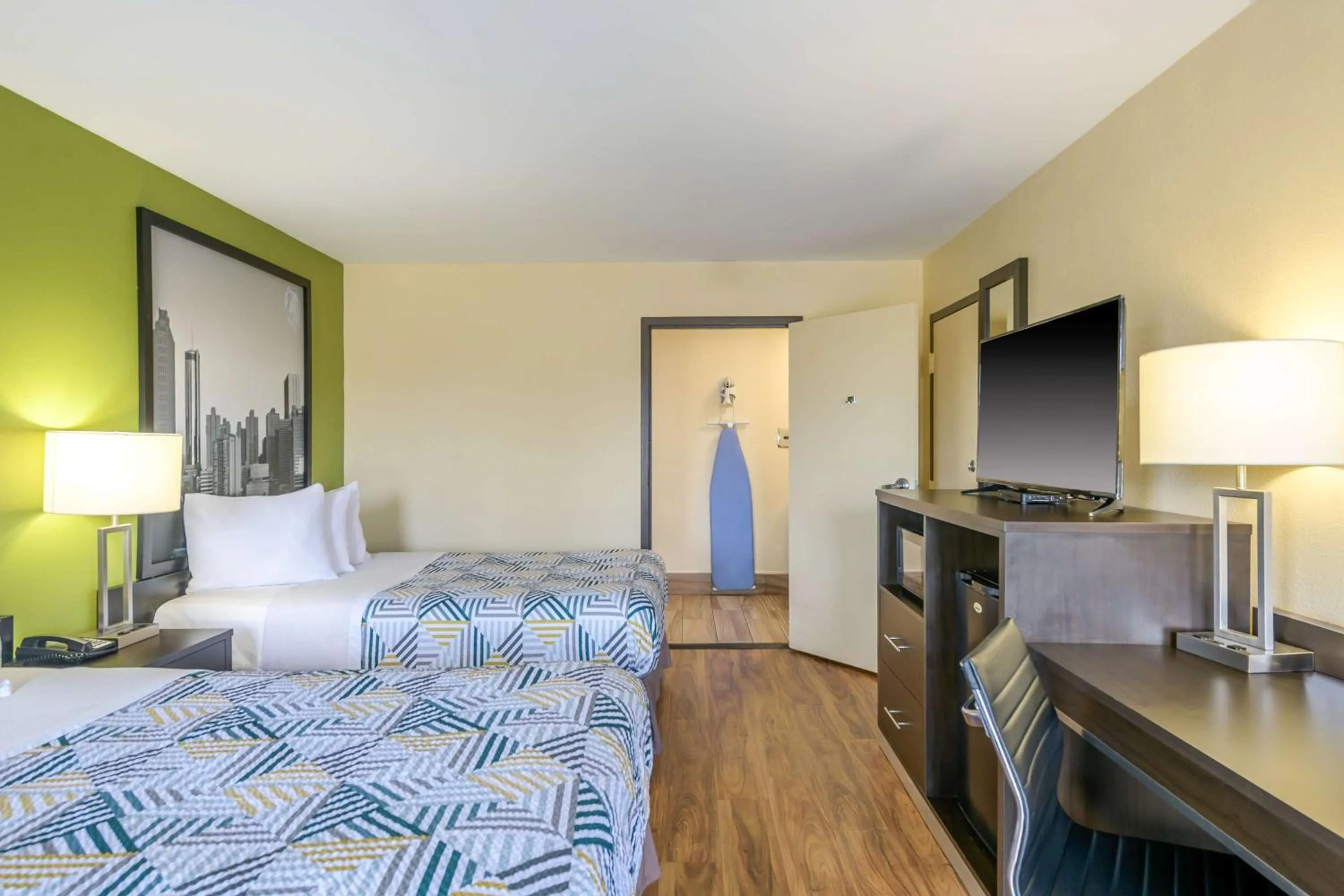 Bedroom, Bed in Super 8 by Wyndham Forsyth