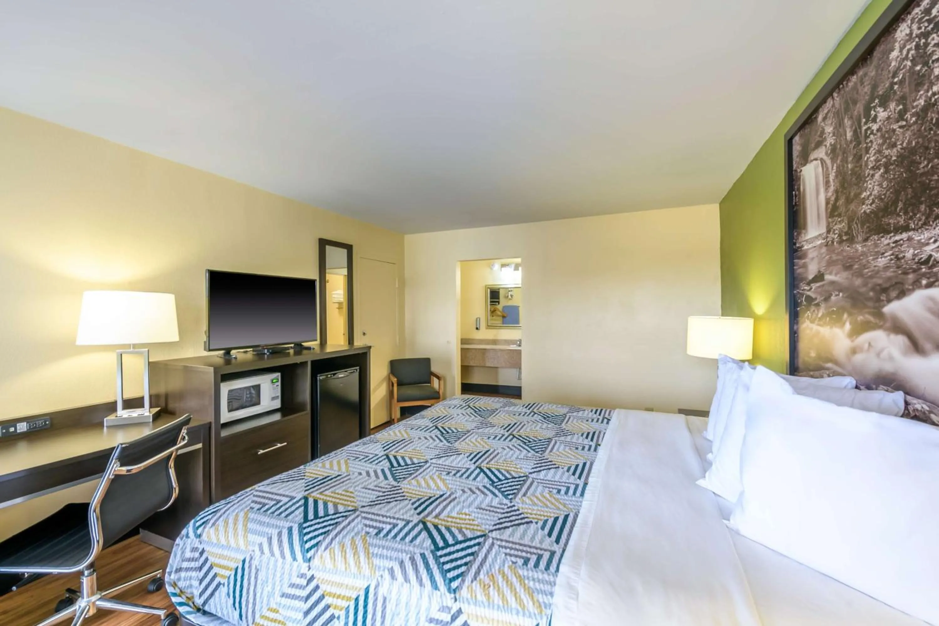 Bedroom, Bed in Super 8 by Wyndham Forsyth