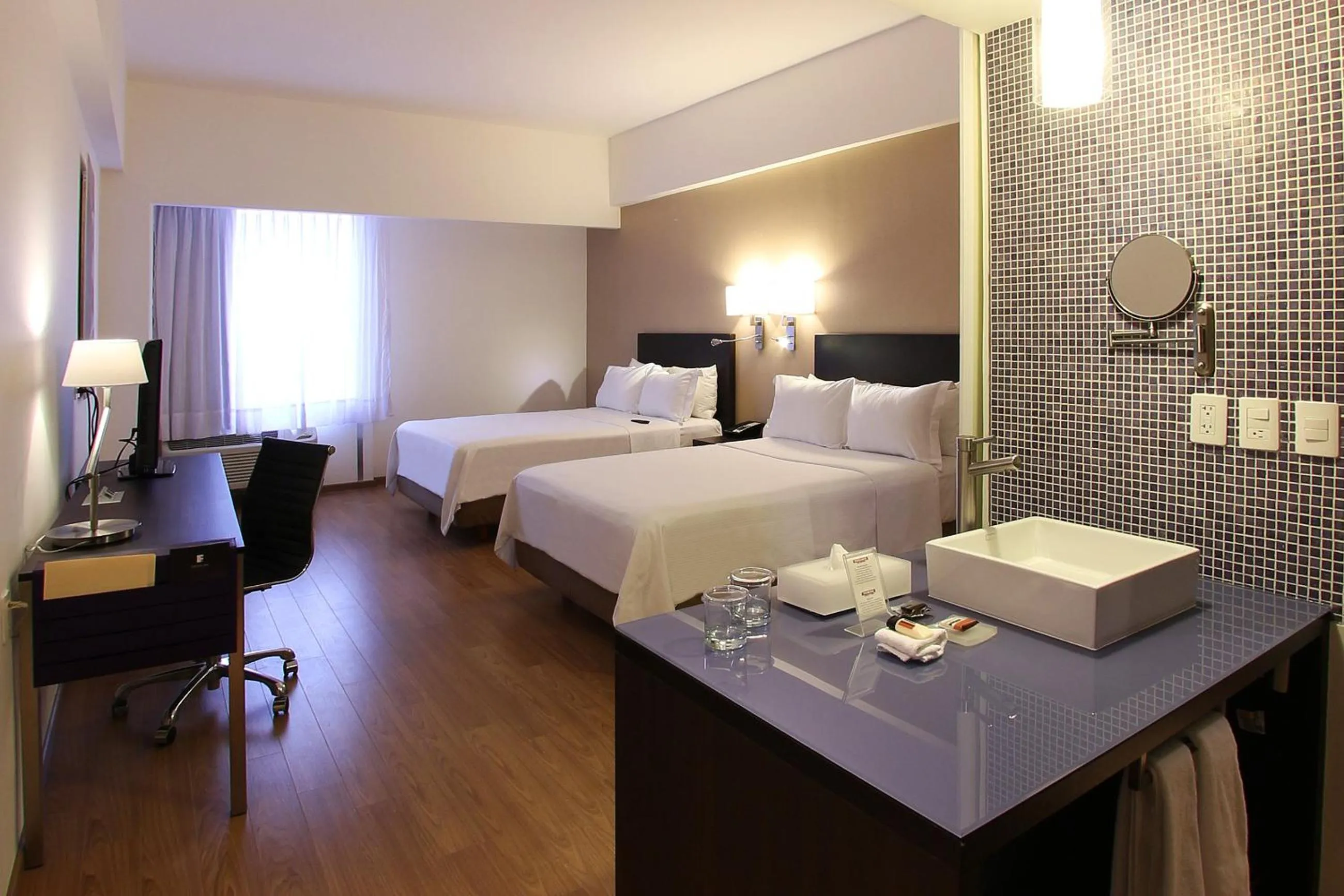 Photo of the whole room, Bed in Fiesta Inn Tlalnepantla