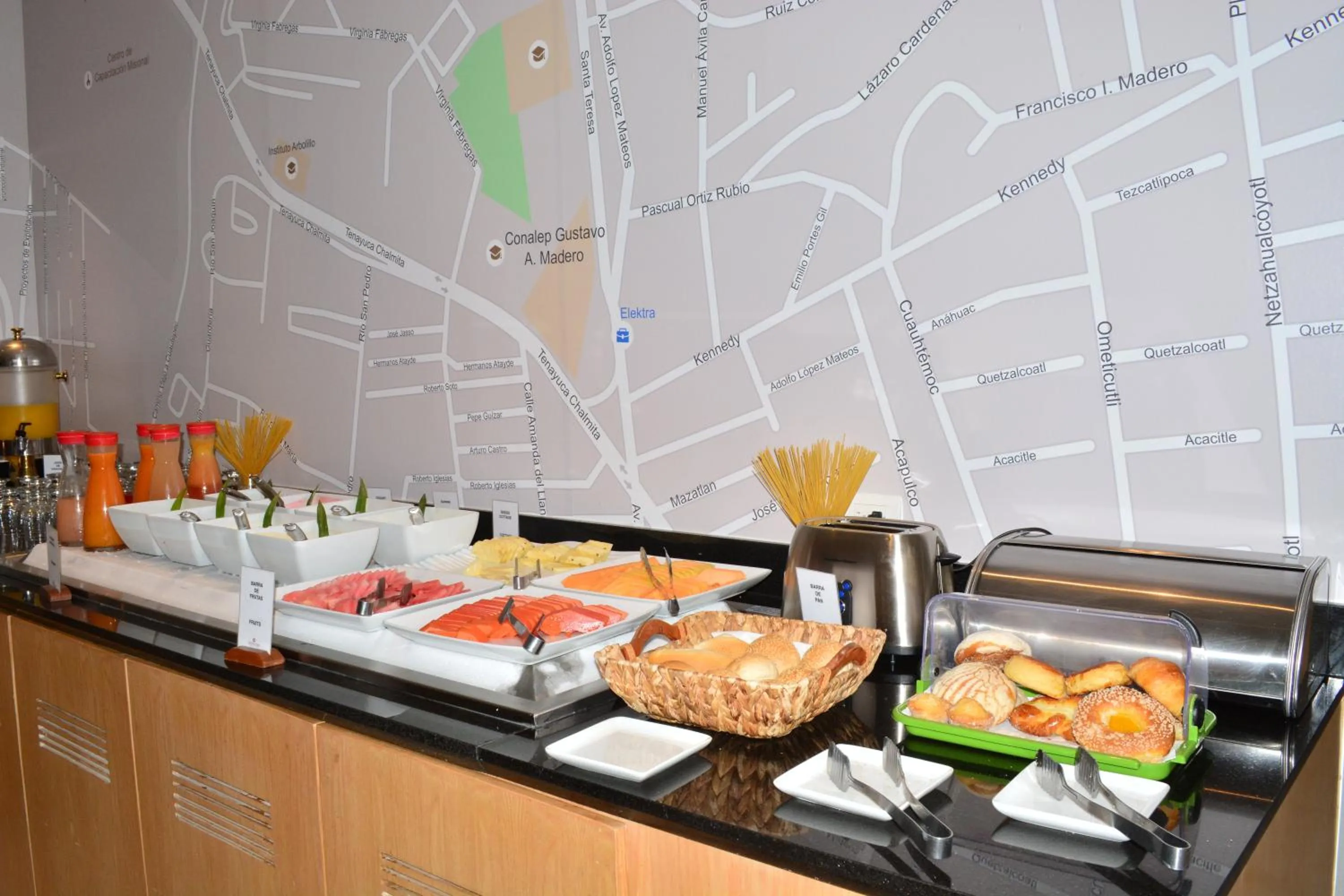 Restaurant/places to eat in Fiesta Inn Tlalnepantla