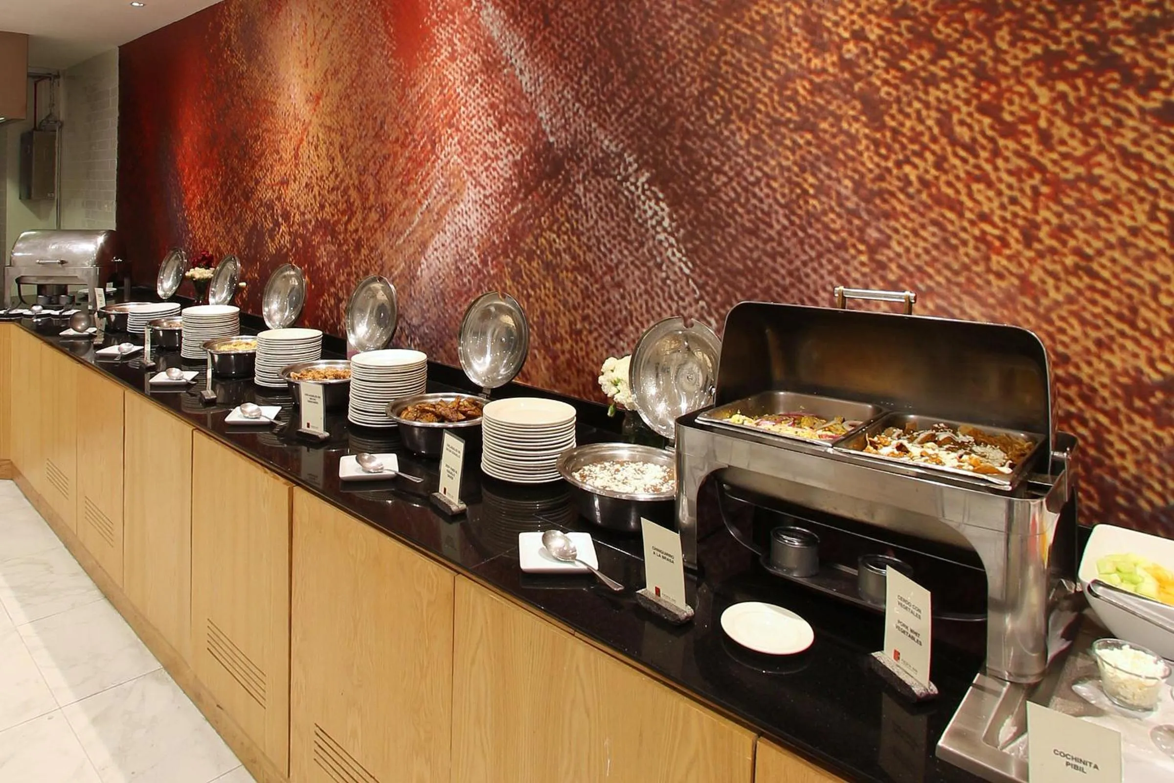 Restaurant/places to eat in Fiesta Inn Express Perinorte