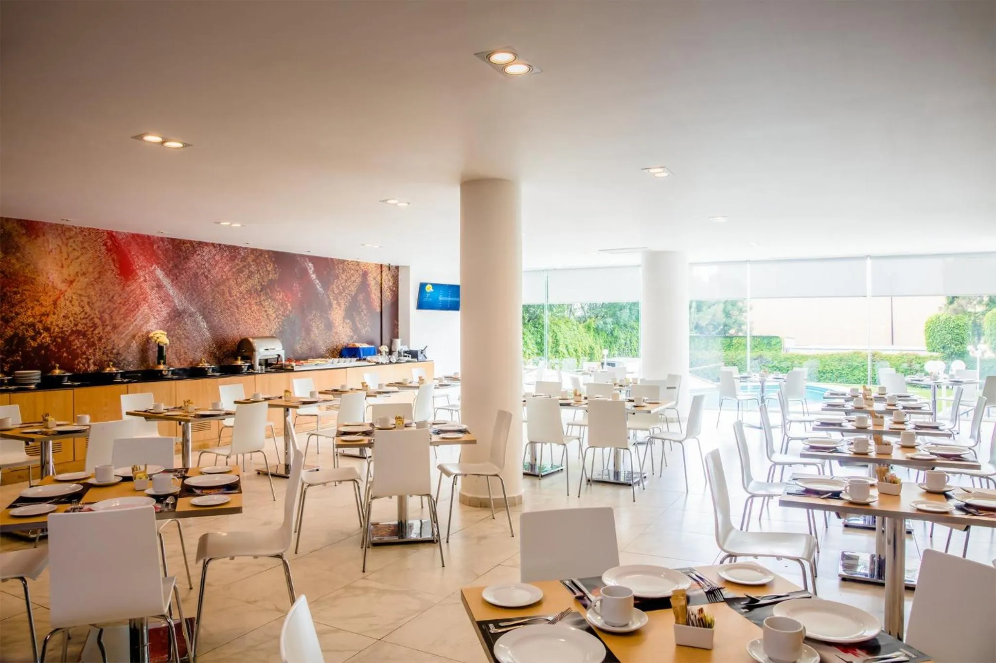 Restaurant/places to eat in Fiesta Inn Express Perinorte