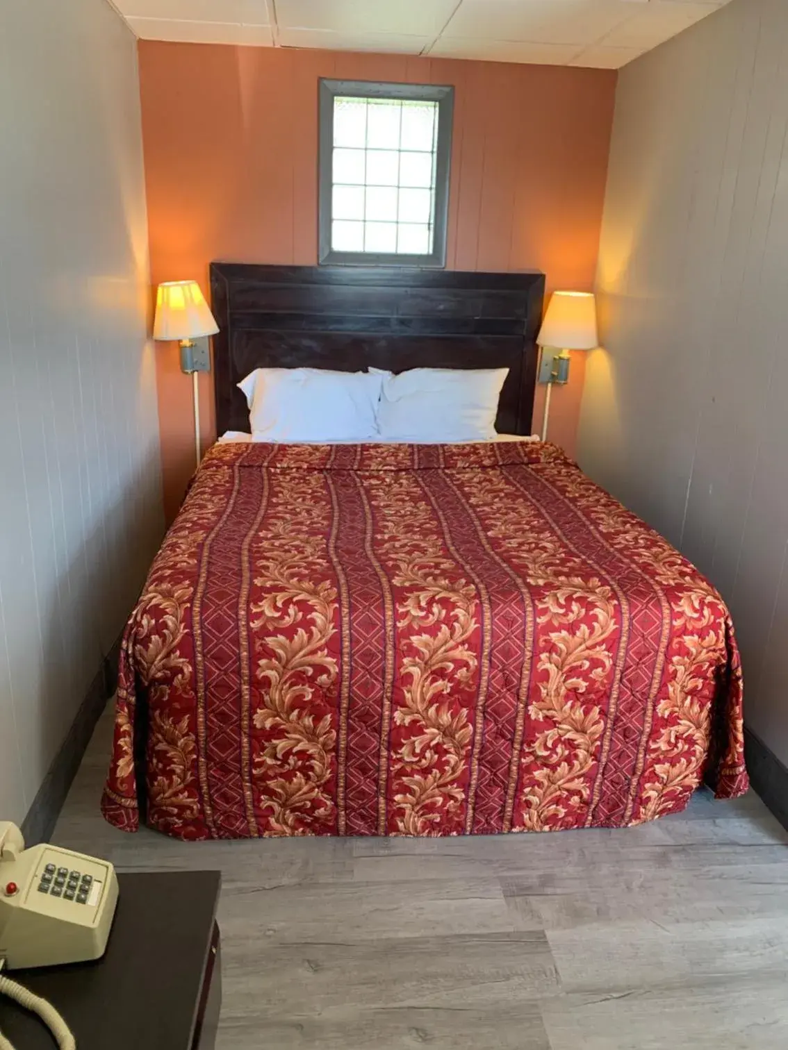 Queen Room - Smoking in Stadium View Inn Queen Room - Smoking in Stadium View Inn