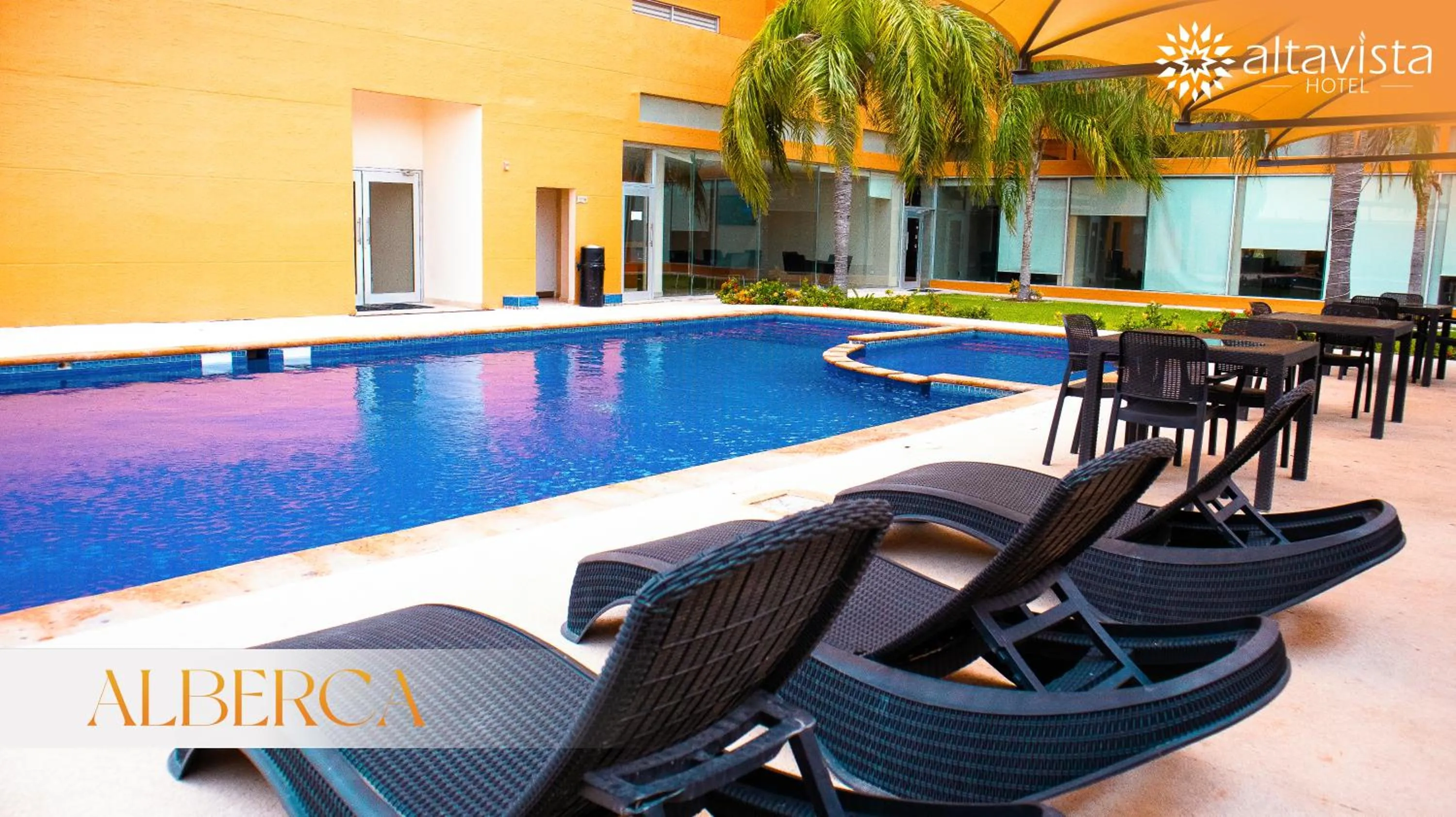 Swimming pool in Altavista Hotel