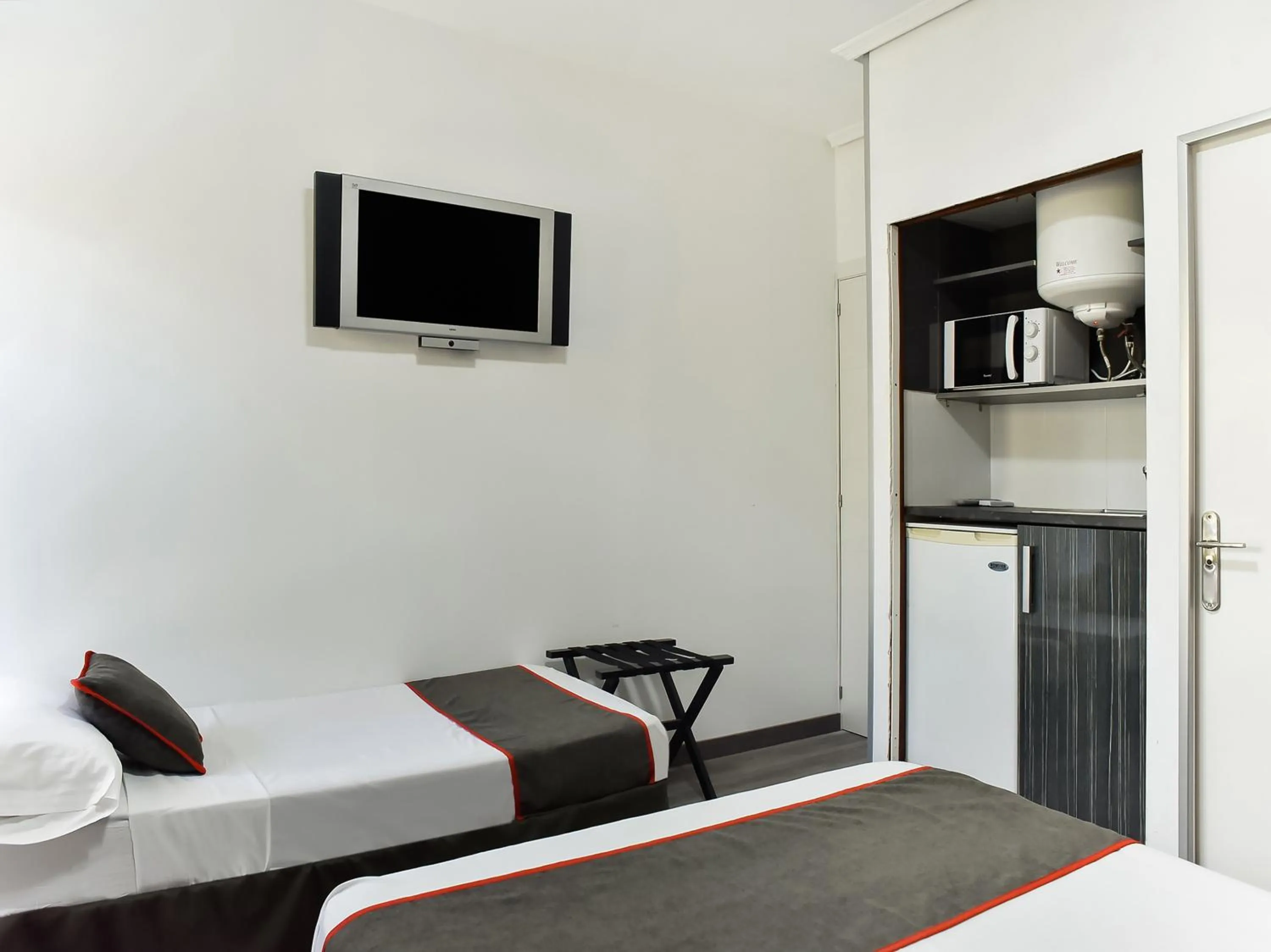 Communal lounge/ TV room, Bed in Hello Feria