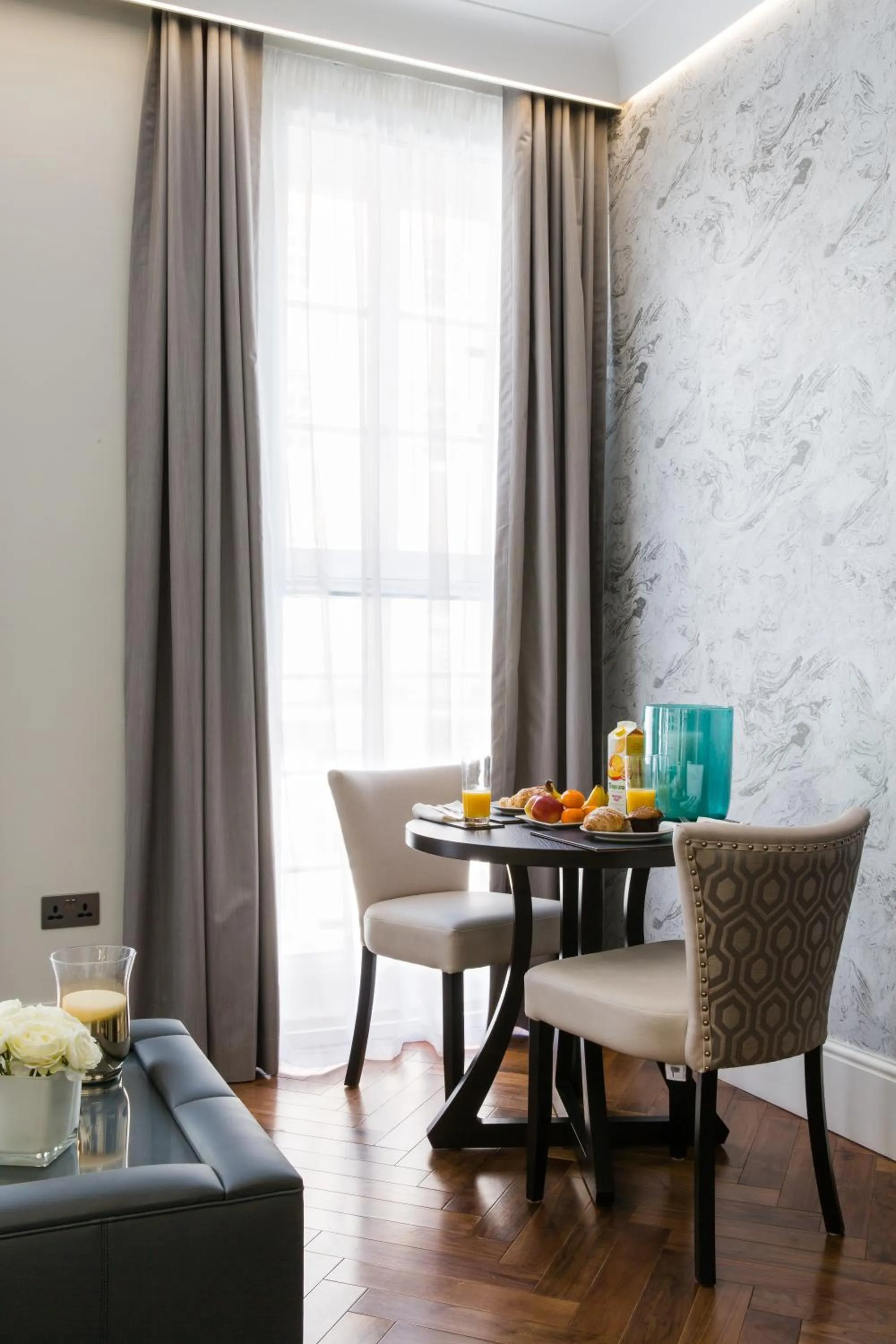 Living room in Baker Street by Viridian Apartments