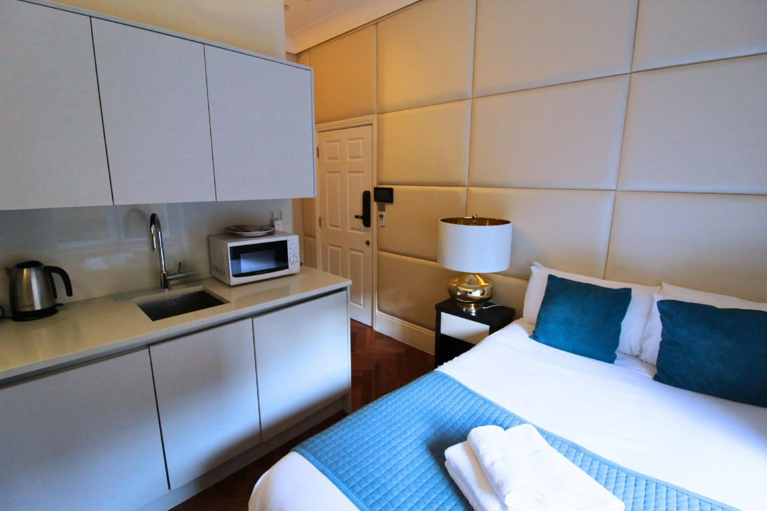 Kitchen or kitchenette, Bed in Baker Street by Viridian Apartments