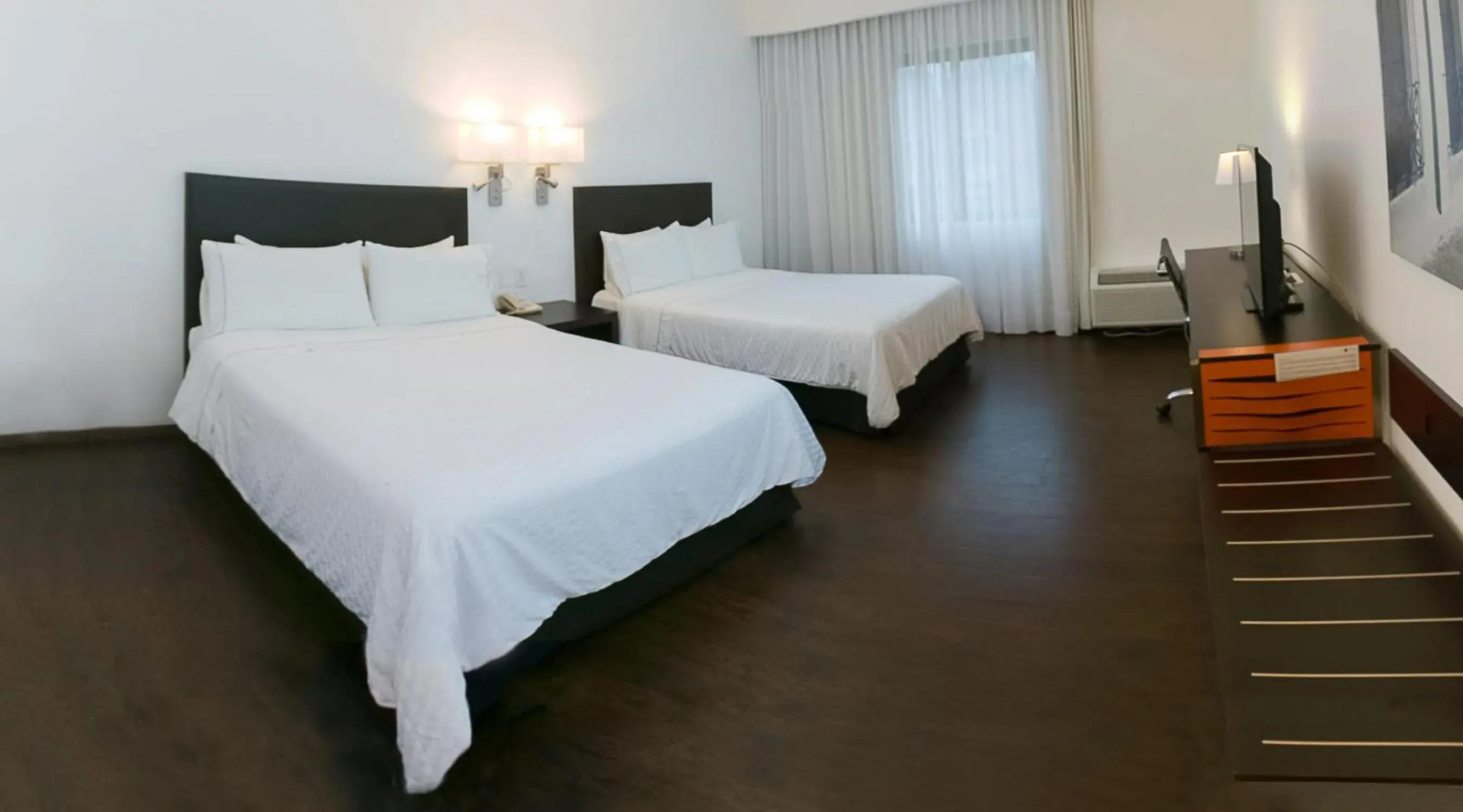 Property building, Bed in Fiesta Inn Xalapa Property building, Bed in Fiesta Inn Xalapa