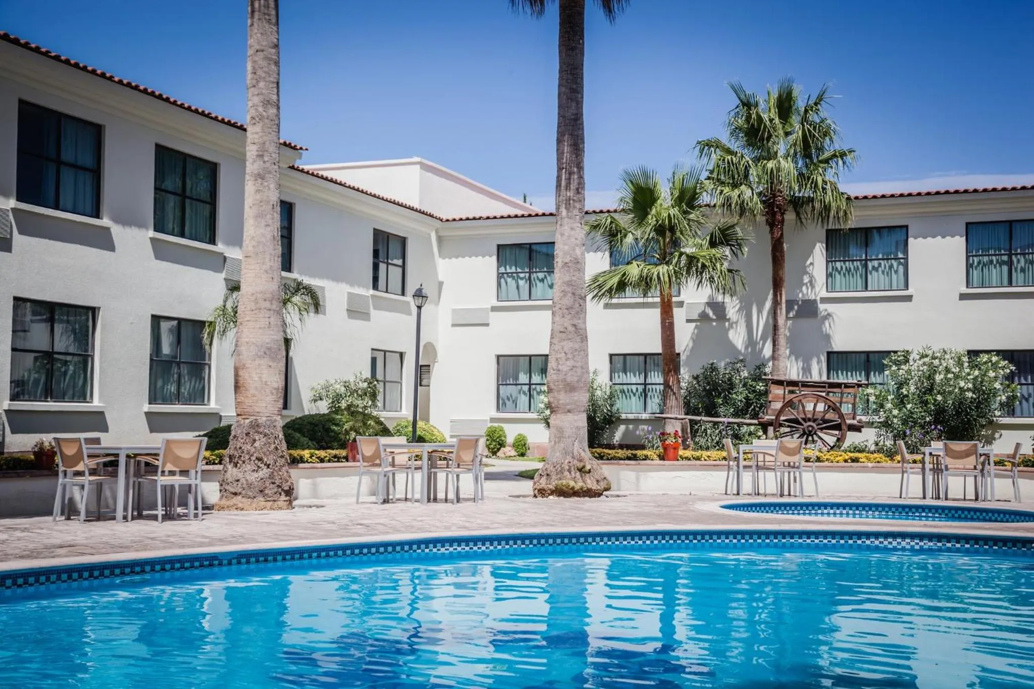 Swimming pool in Fiesta Inn Saltillo