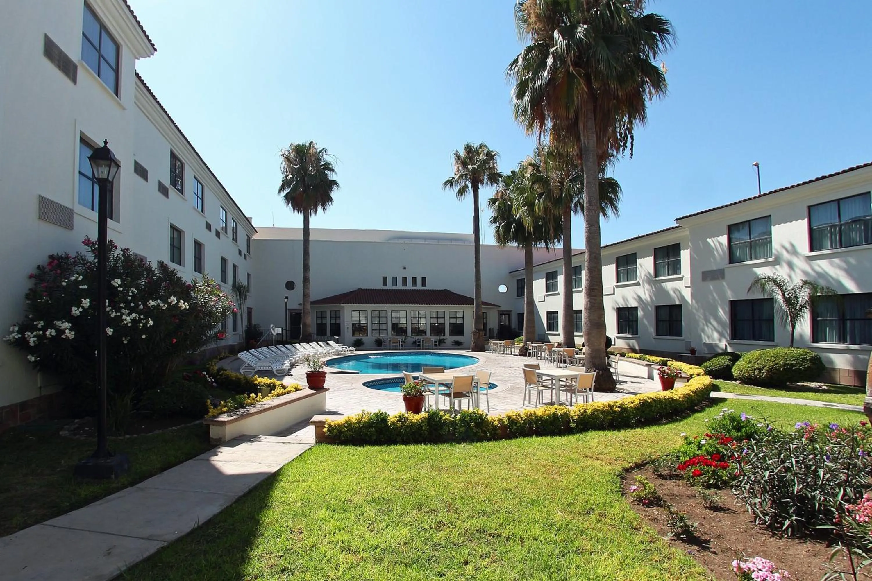 Swimming pool in Fiesta Inn Saltillo