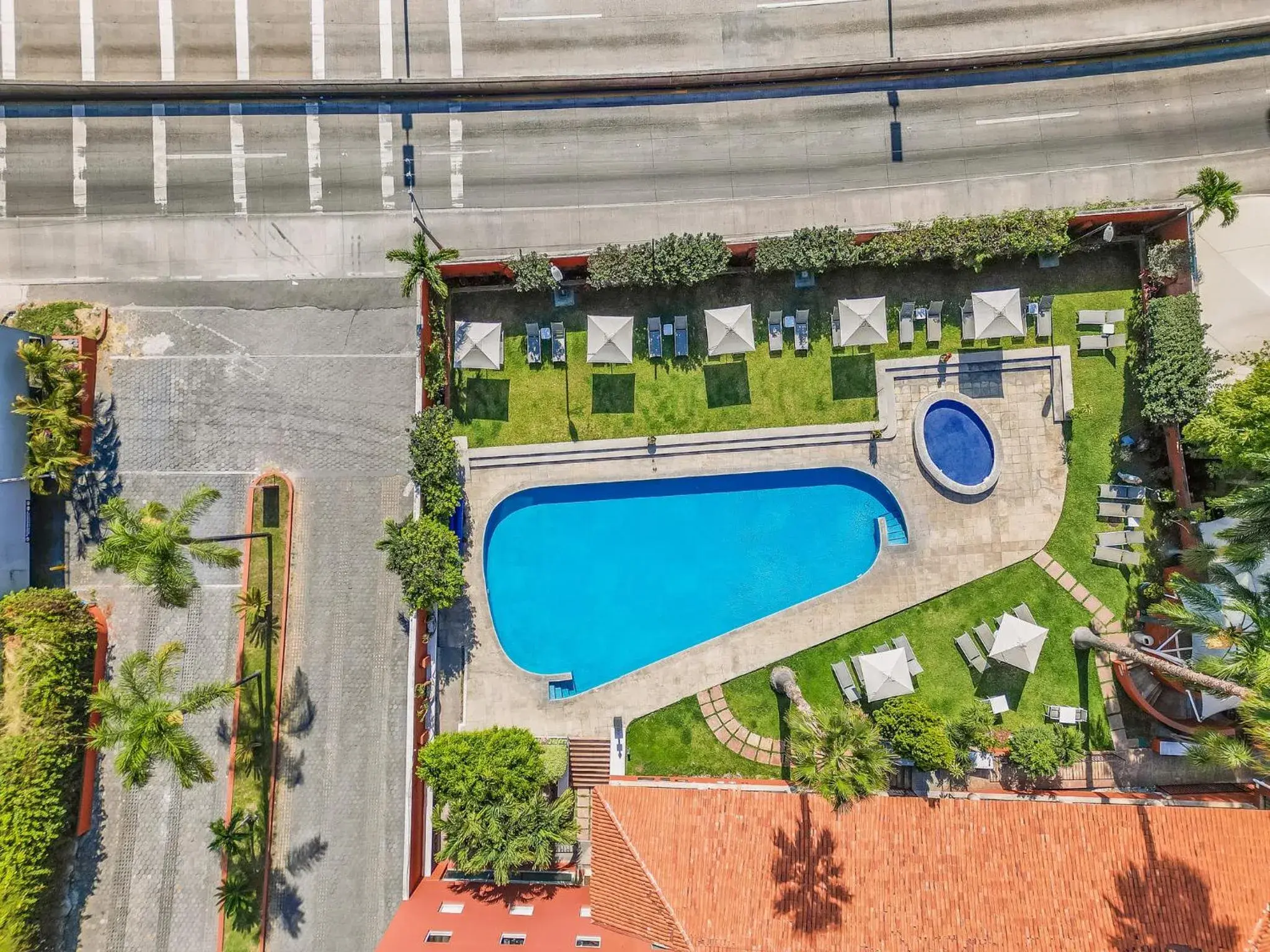 Swimming pool in Fiesta Inn Cuernavaca Swimming pool in Fiesta Inn Cuernavaca