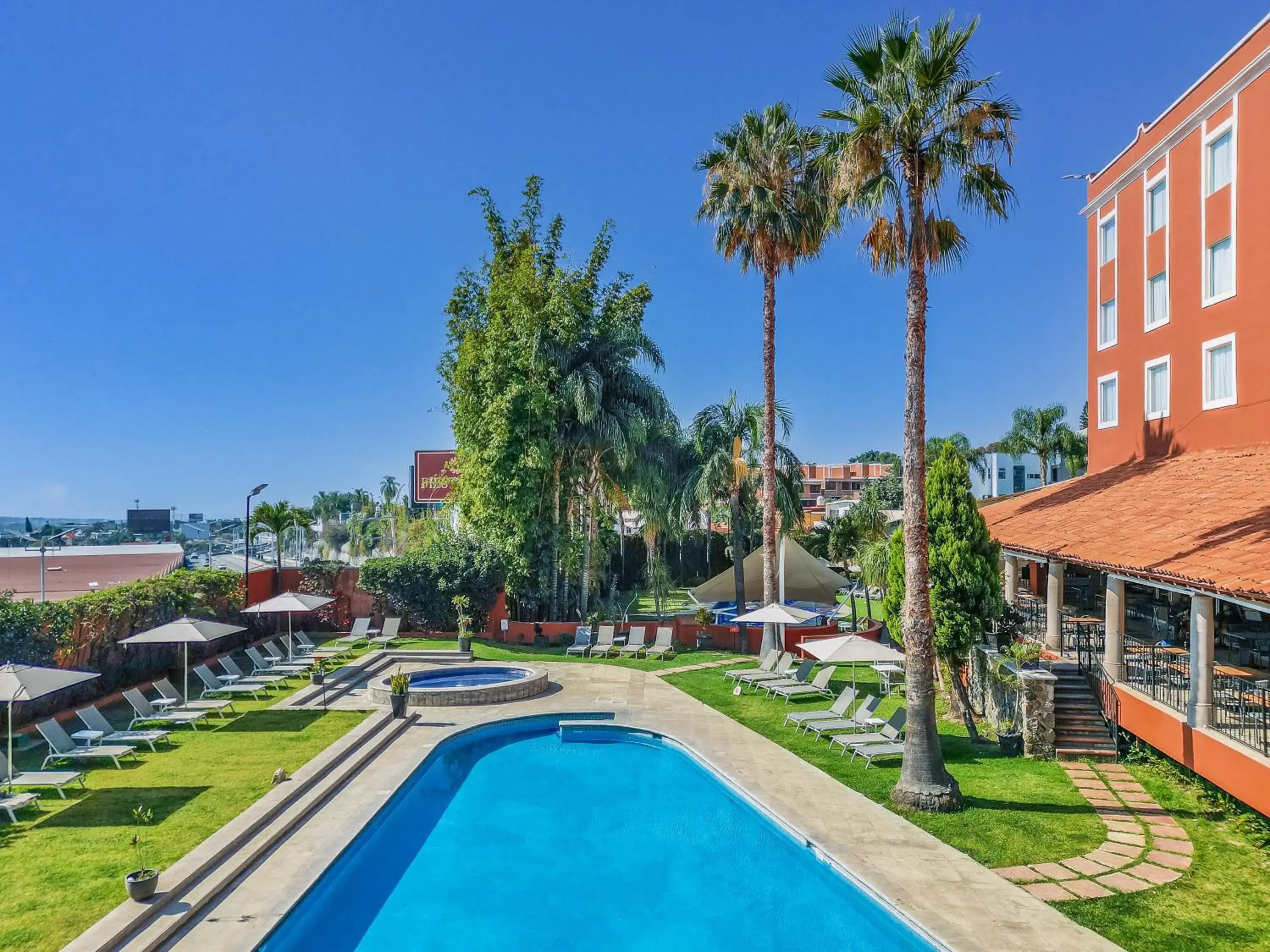Swimming pool in Fiesta Inn Cuernavaca Swimming pool in Fiesta Inn Cuernavaca