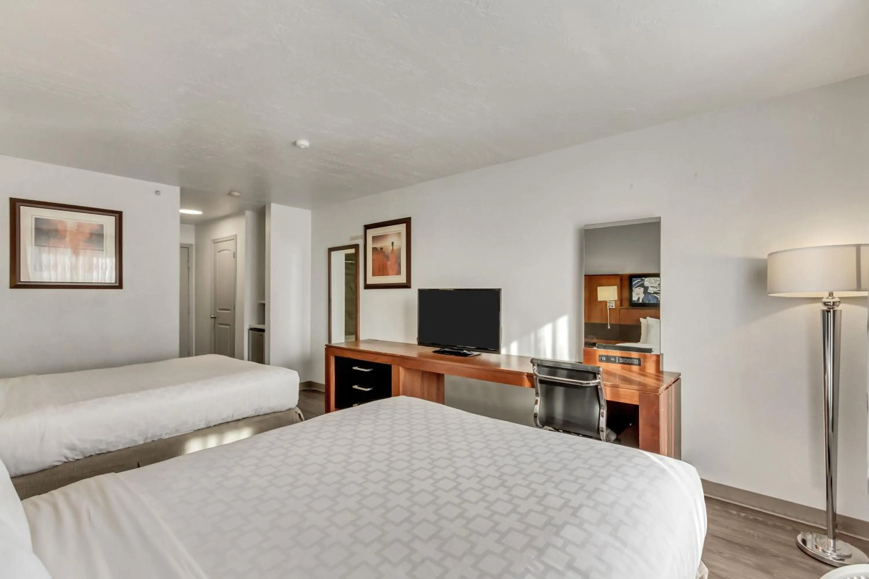 Photo of the whole room, Bed in Clarion Inn Salt Lake City Airport