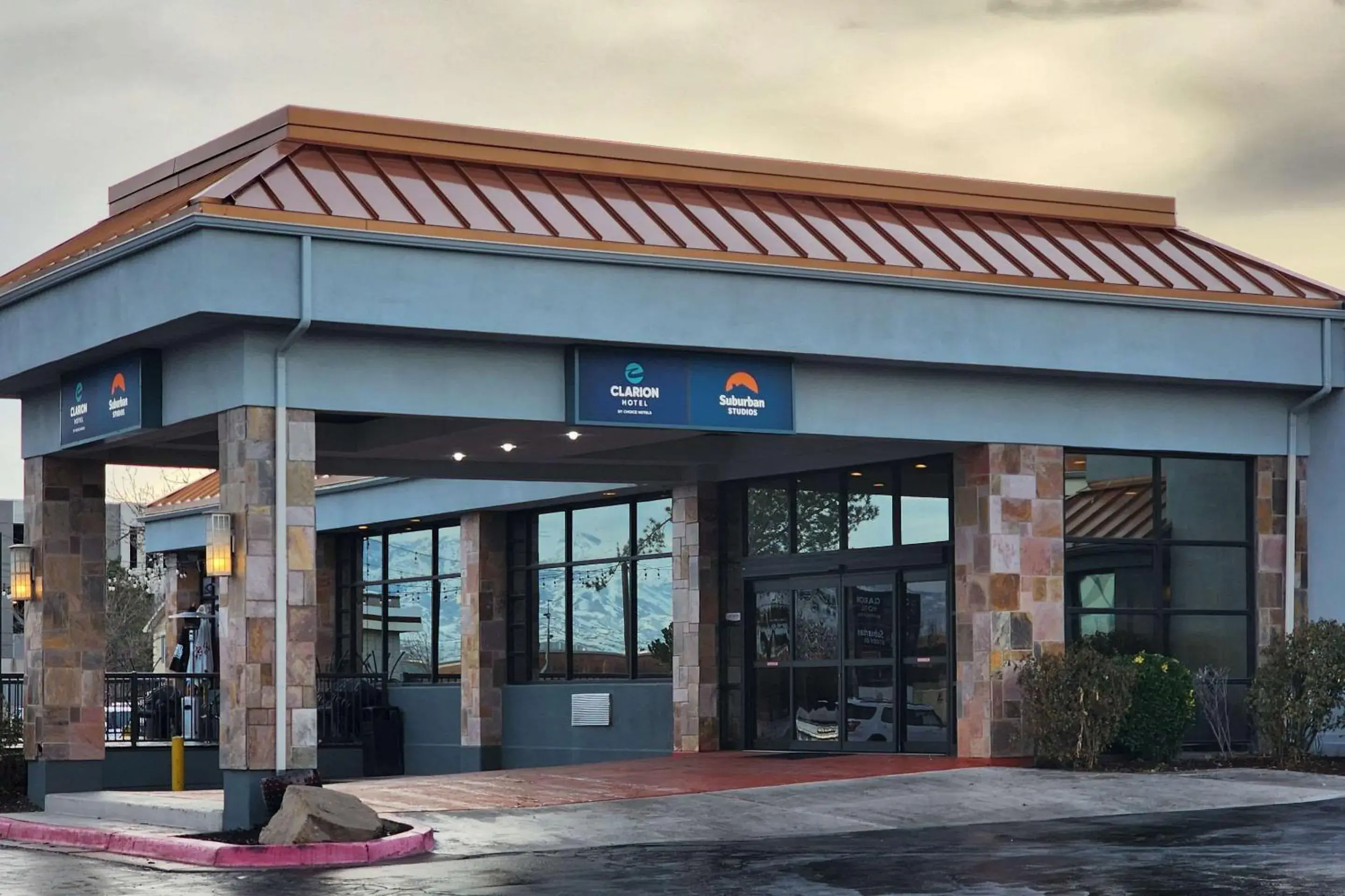 Property building in Clarion Inn Salt Lake City Airport Property building in Clarion Inn Salt Lake City Airport