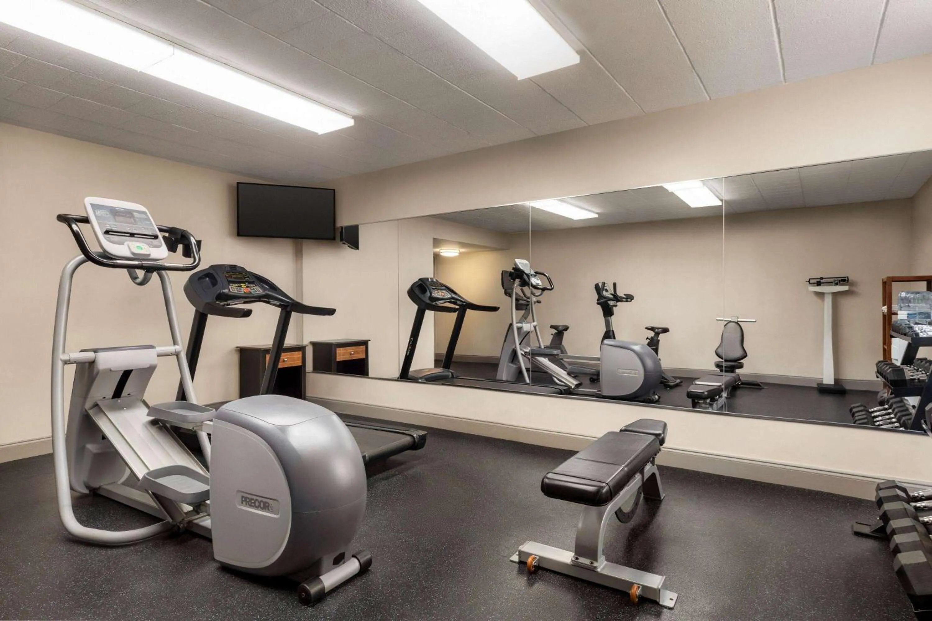 Fitness centre/facilities in Days Hotel by Wyndham Allentown Airport / Lehigh Valley