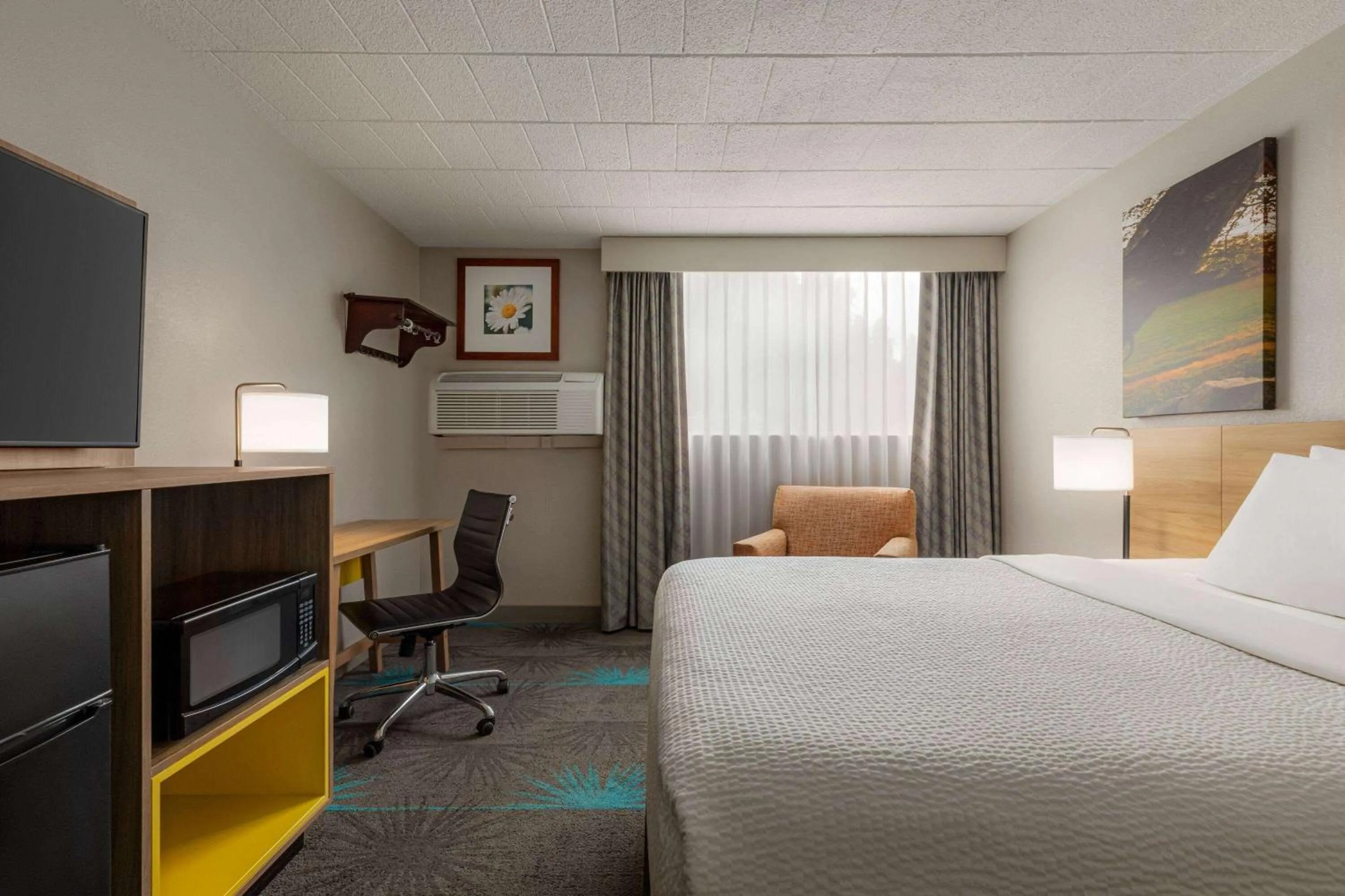 Photo of the whole room, Bed in Days Hotel by Wyndham Allentown Airport / Lehigh Valley