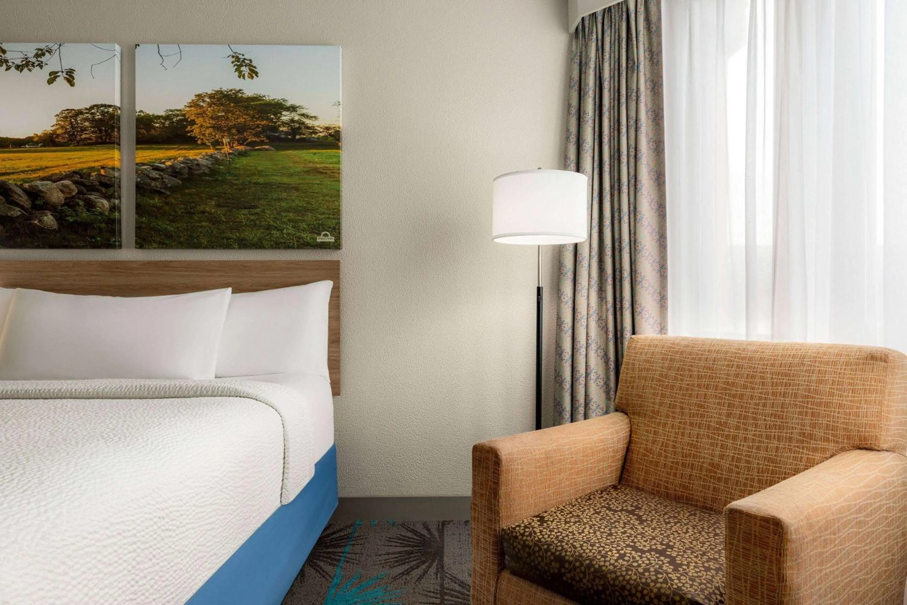 Photo of the whole room, Bed in Days Hotel by Wyndham Allentown Airport / Lehigh Valley