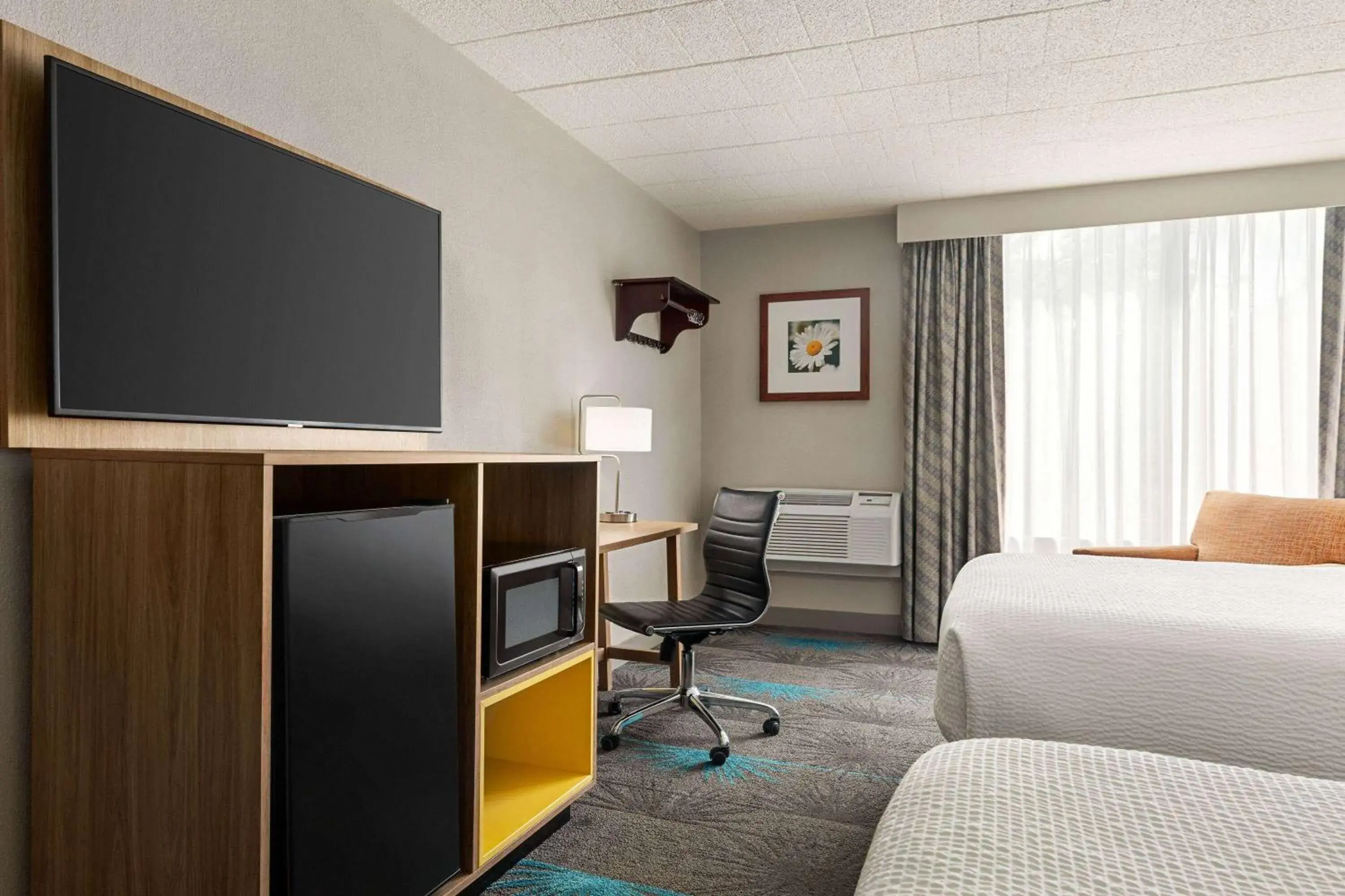 TV and multimedia, Bed in Days Hotel by Wyndham Allentown Airport / Lehigh Valley TV and multimedia, Bed in Days Hotel by Wyndham Allentown Airport / Lehigh Valley