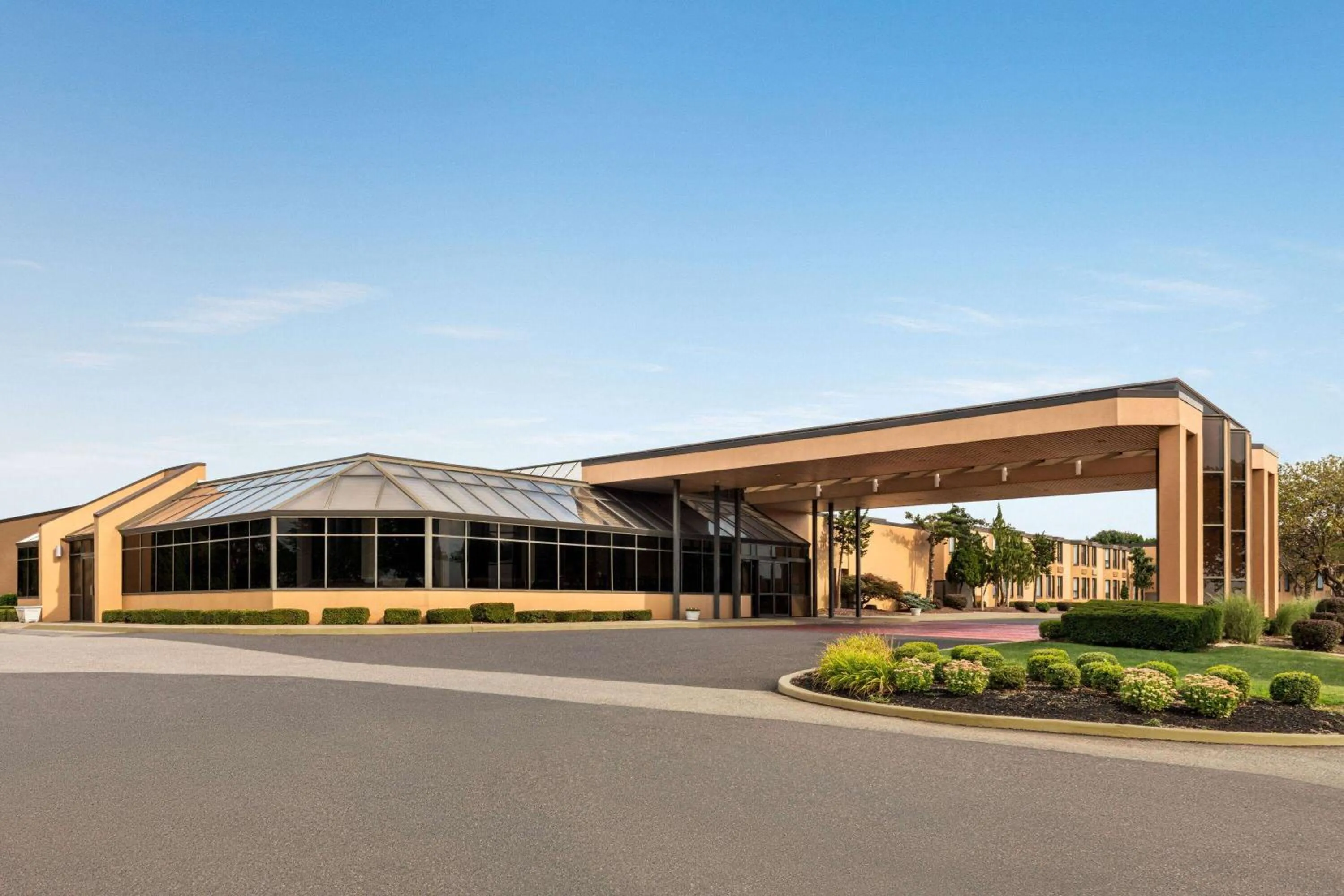 Property building in Days Hotel by Wyndham Allentown Airport / Lehigh Valley