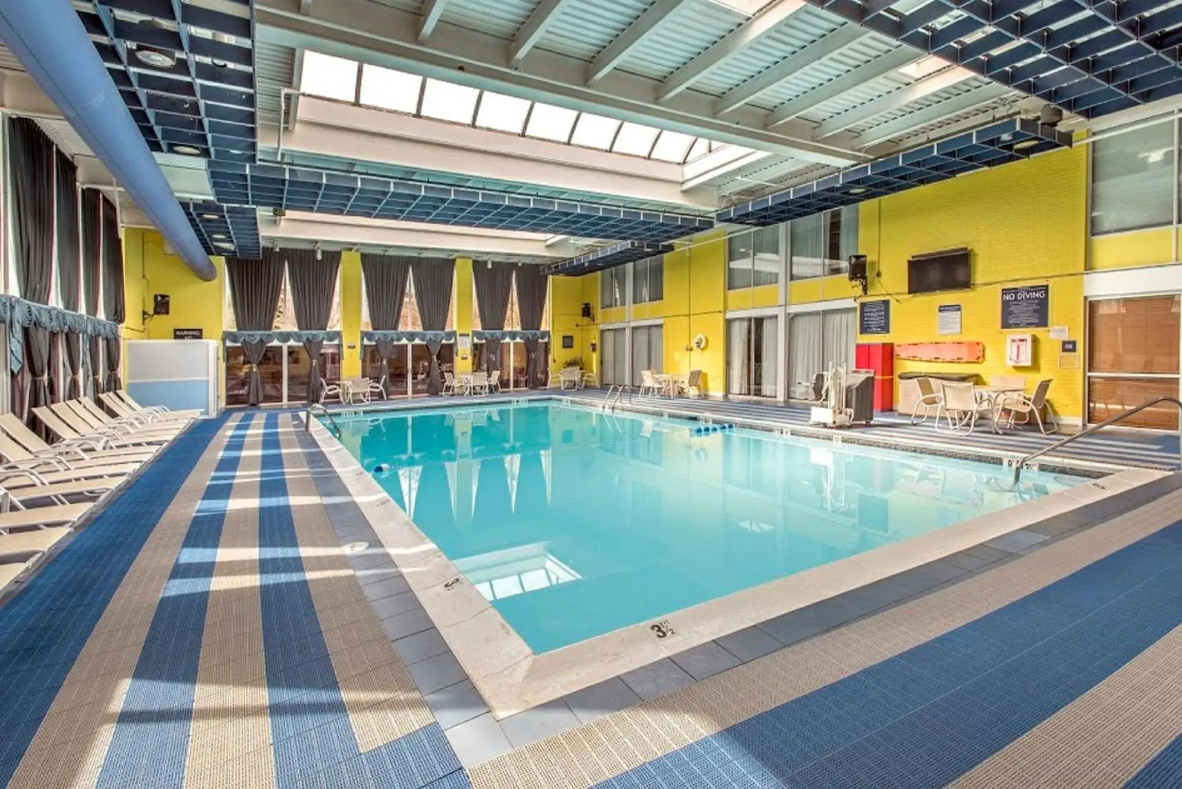 Swimming pool in Days Hotel by Wyndham Allentown Airport / Lehigh Valley Swimming pool in Days Hotel by Wyndham Allentown Airport / Lehigh Valley