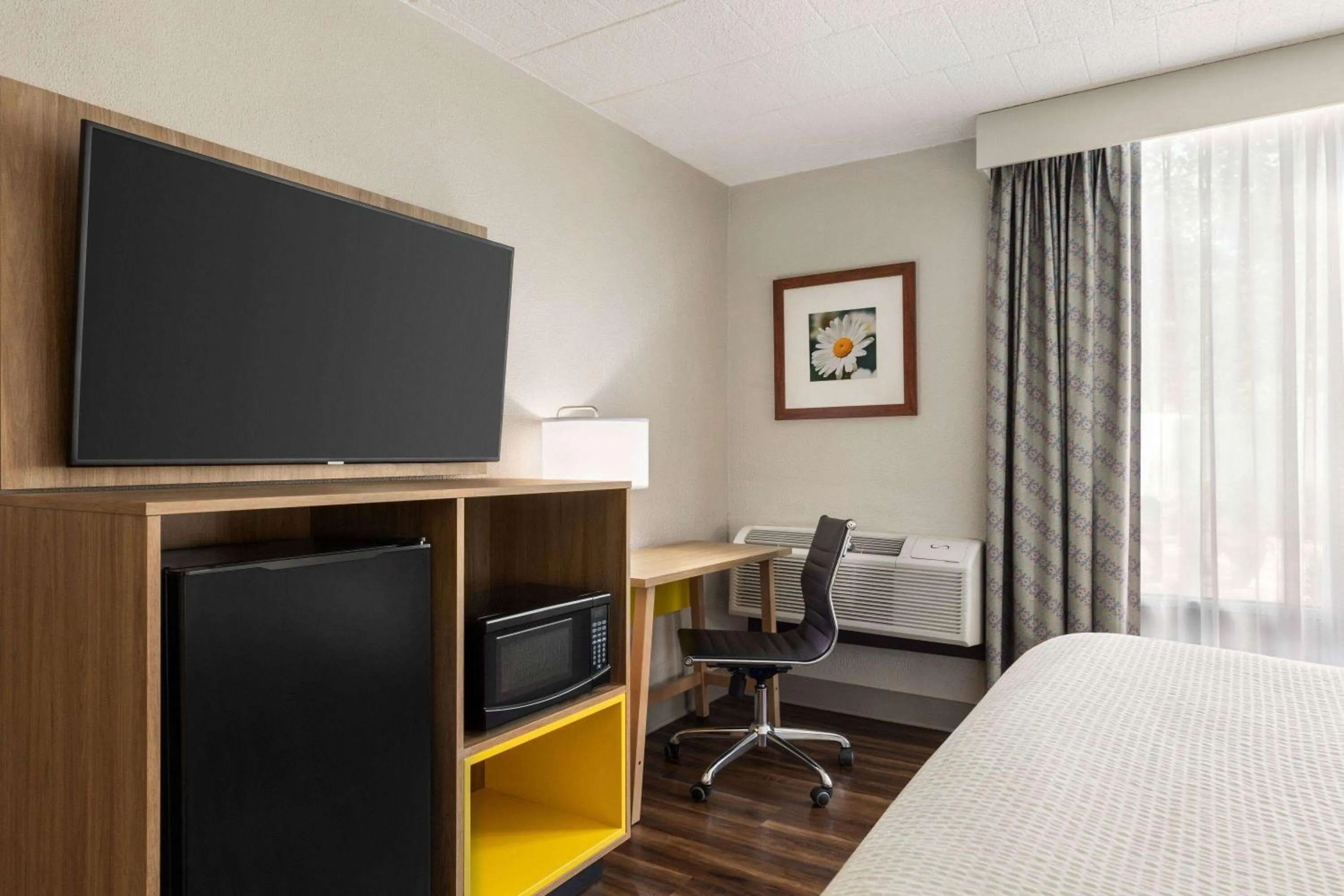 Photo of the whole room, Bed in Days Hotel by Wyndham Allentown Airport / Lehigh Valley