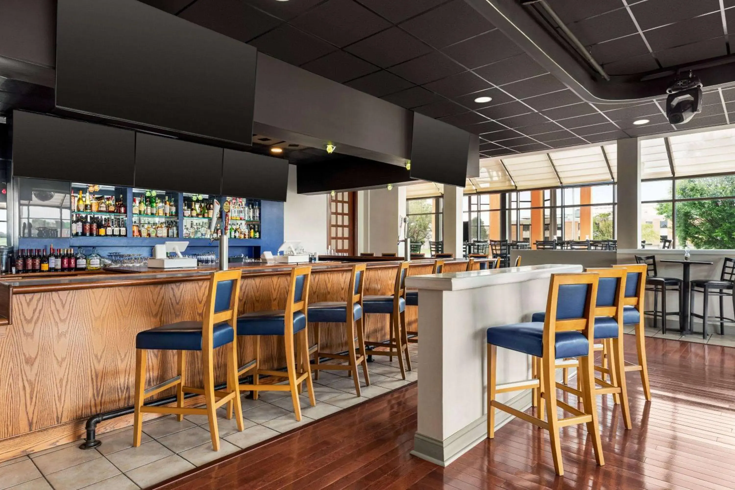 Lounge or bar in Days Hotel by Wyndham Allentown Airport / Lehigh Valley Lounge or bar in Days Hotel by Wyndham Allentown Airport / Lehigh Valley