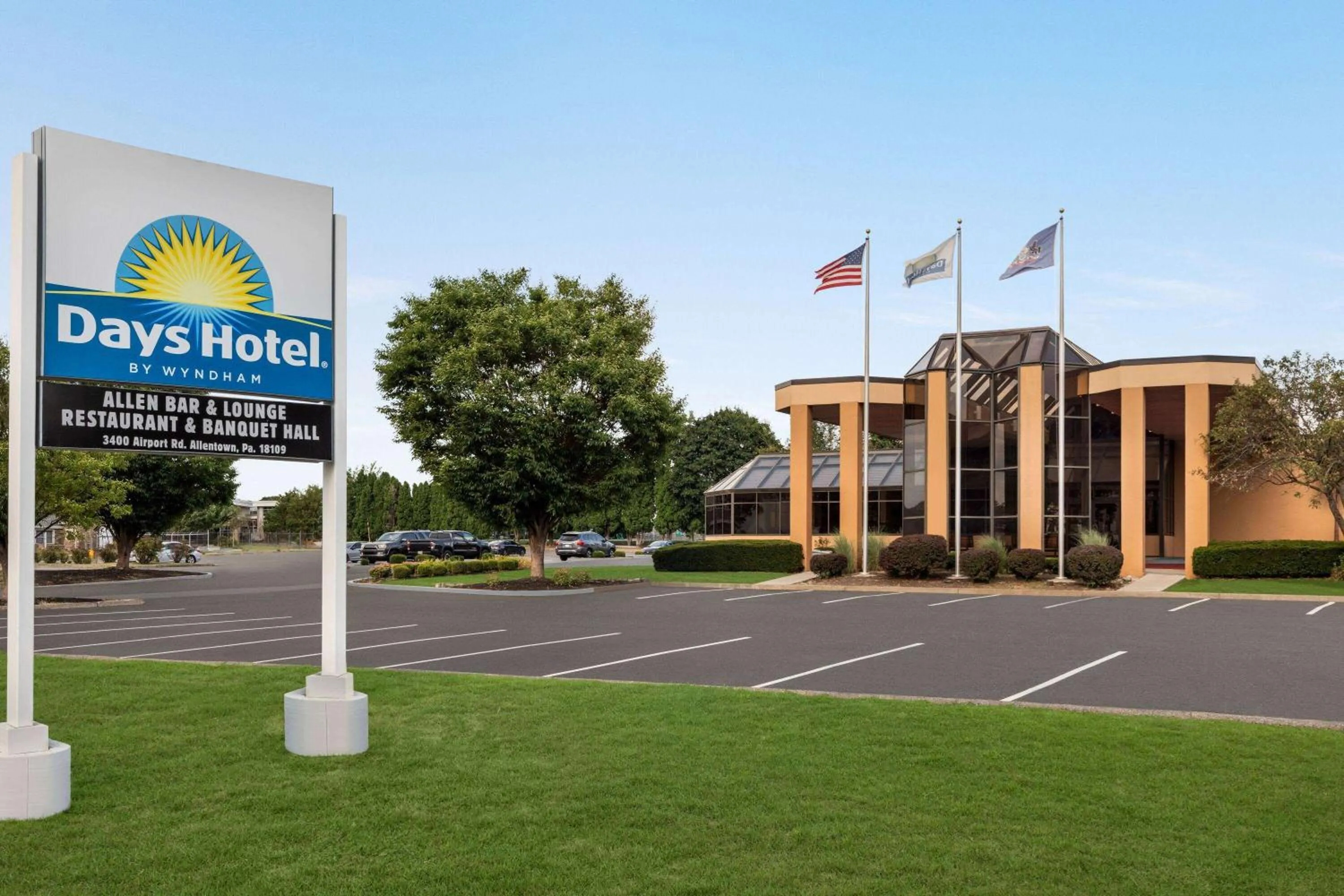 Property building in Days Hotel by Wyndham Allentown Airport / Lehigh Valley