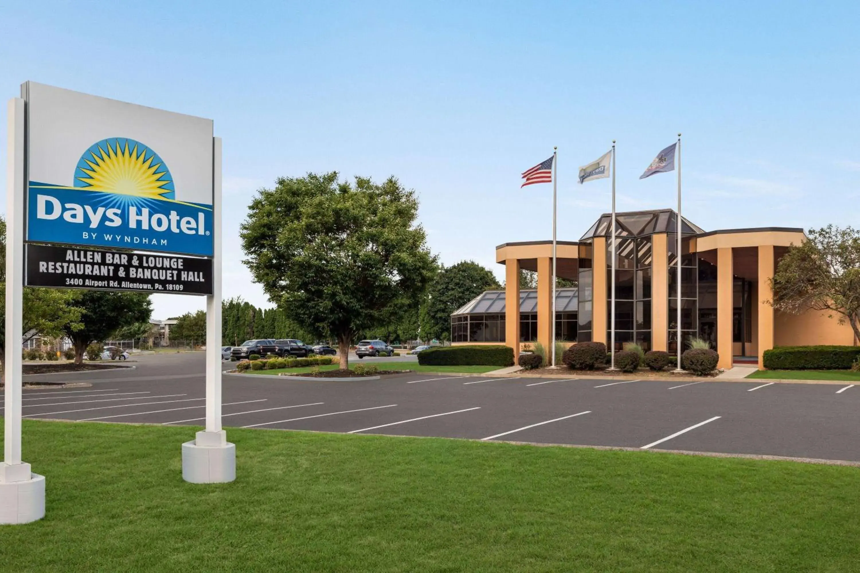 Property building in Days Hotel by Wyndham Allentown Airport / Lehigh Valley Property building in Days Hotel by Wyndham Allentown Airport / Lehigh Valley