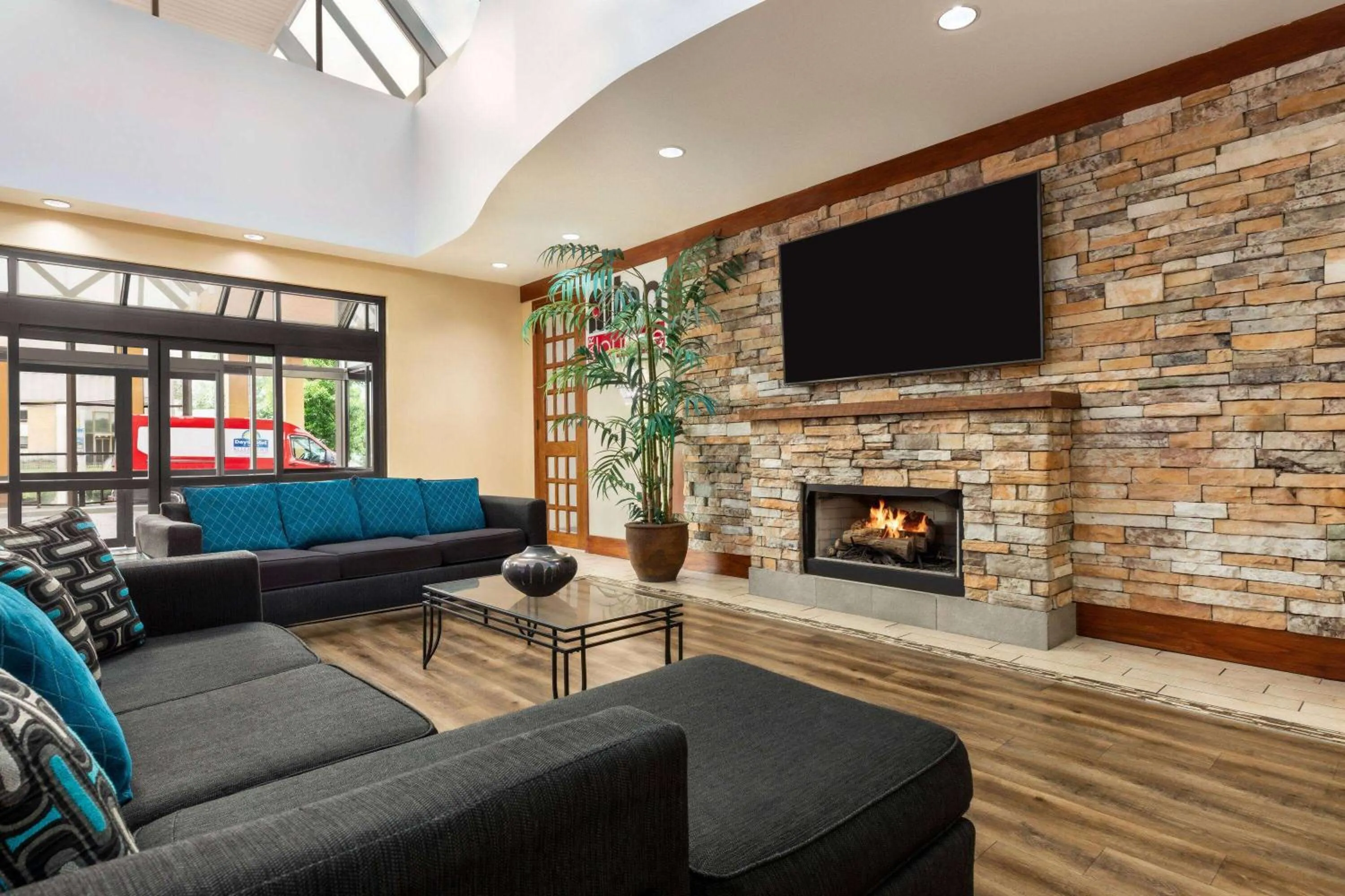 Lobby or reception in Days Hotel by Wyndham Allentown Airport / Lehigh Valley