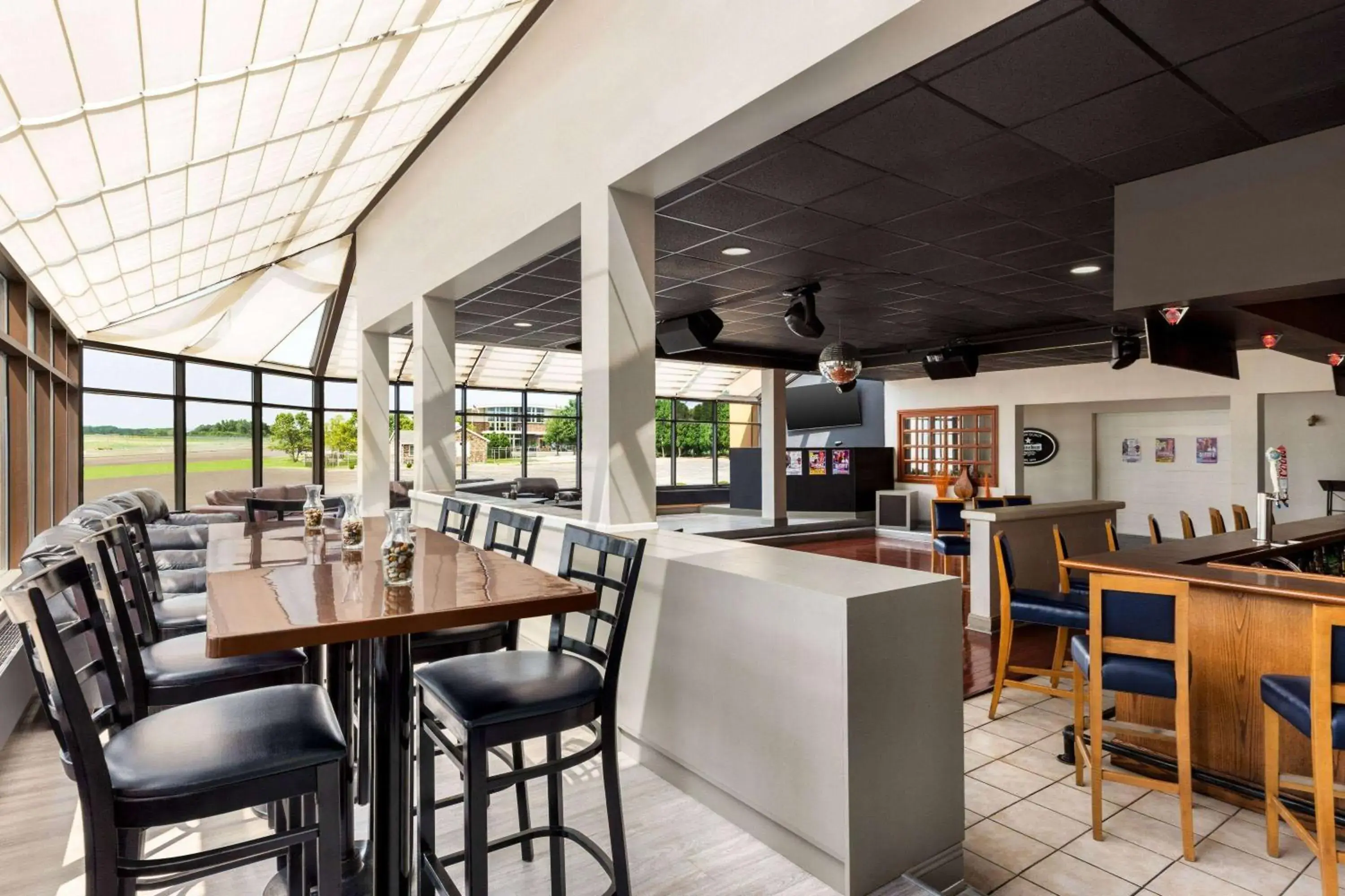 Restaurant/places to eat in Days Hotel by Wyndham Allentown Airport / Lehigh Valley Restaurant/places to eat in Days Hotel by Wyndham Allentown Airport / Lehigh Valley