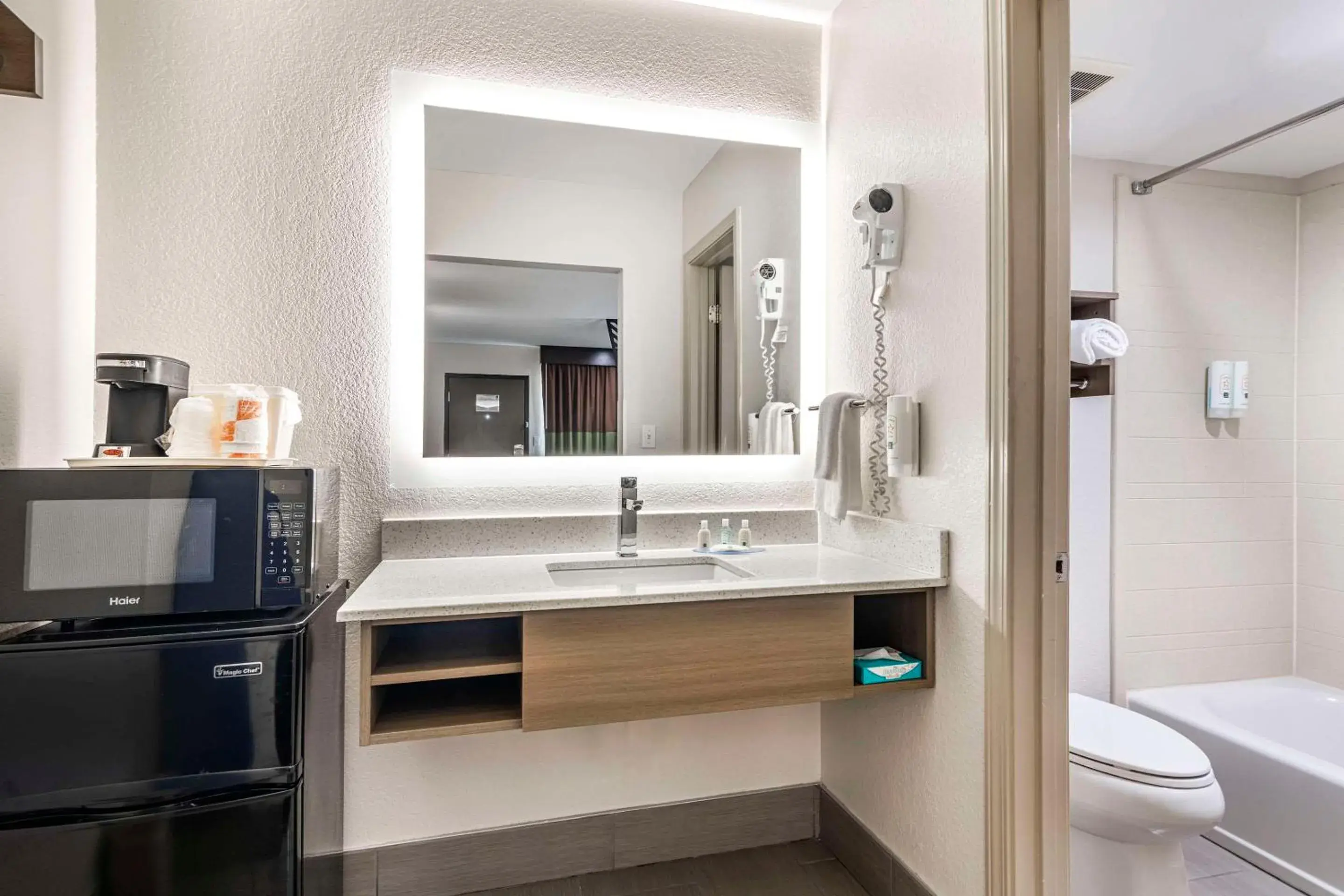 Bedroom in Quality Inn & Suites Athens University Area Bedroom in Quality Inn & Suites Athens University Area