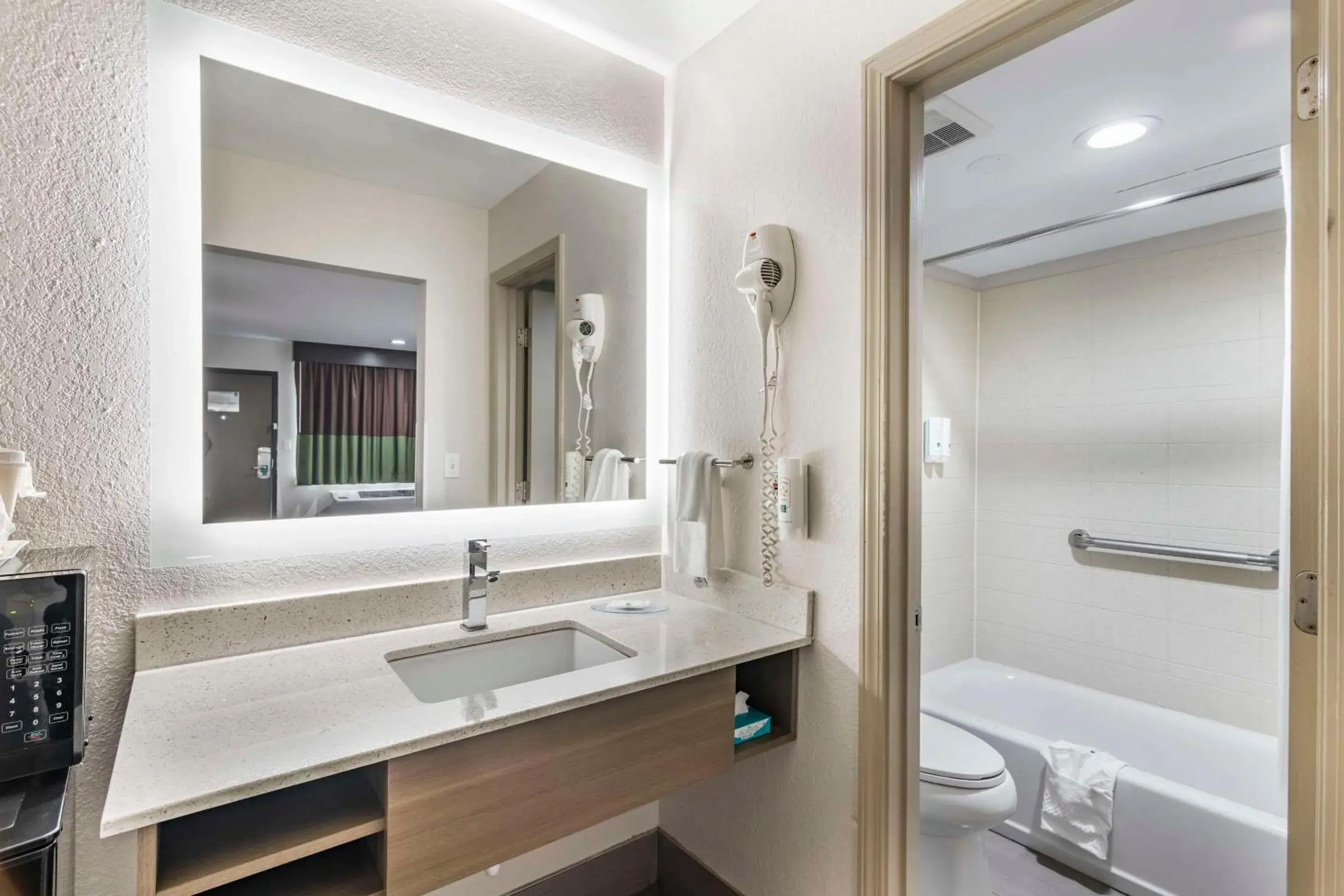 Bedroom in Quality Inn & Suites Athens University Area Bedroom in Quality Inn & Suites Athens University Area