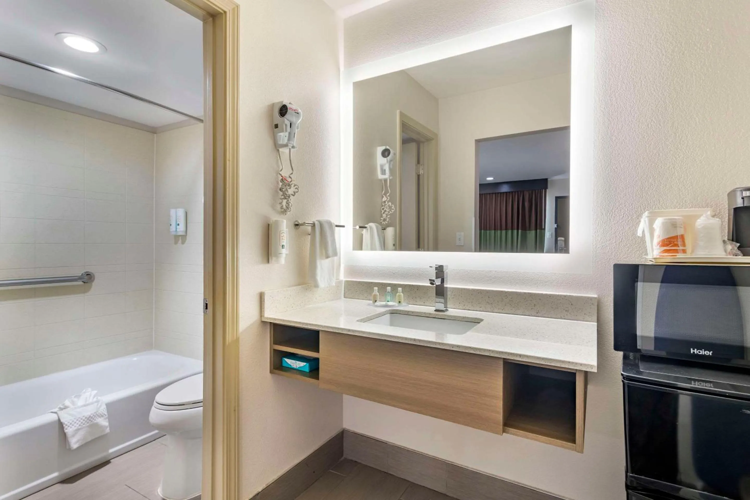 Bedroom in Quality Inn & Suites Athens University Area