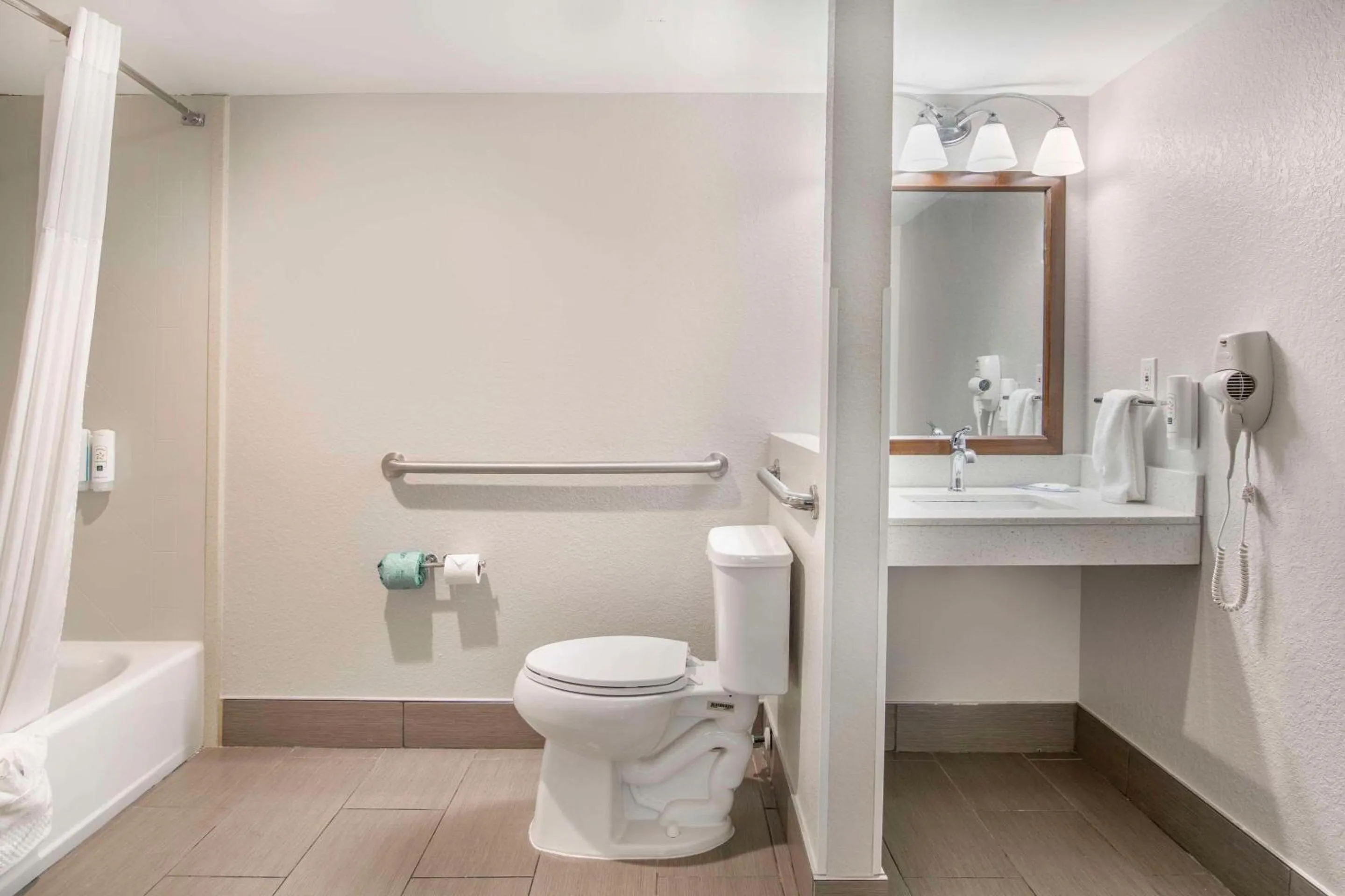 Bedroom in Quality Inn & Suites Athens University Area