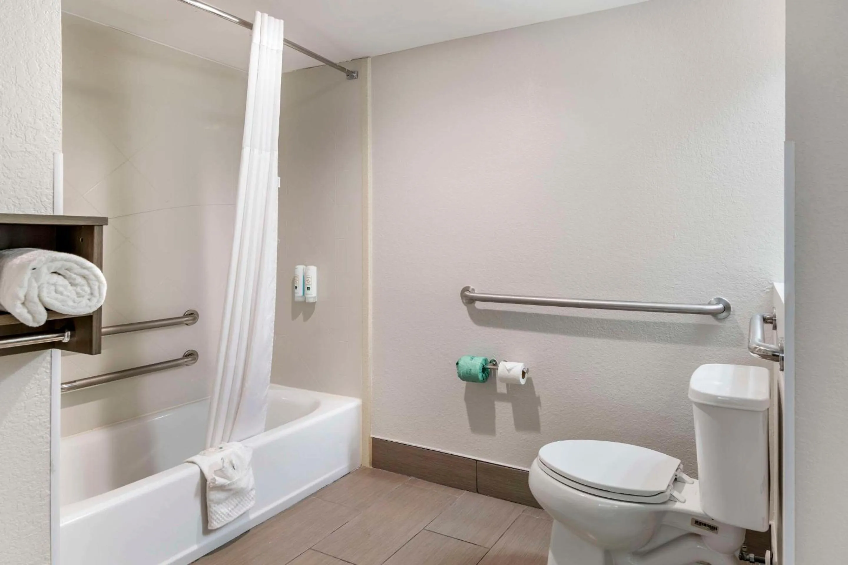 Bedroom in Quality Inn & Suites Athens University Area