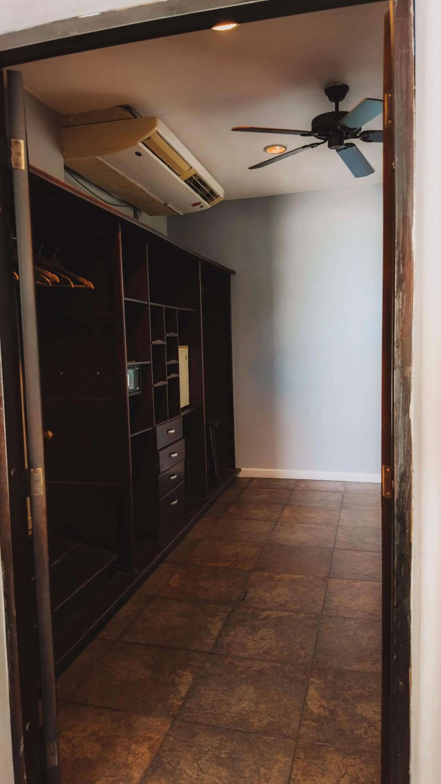 wardrobe in Casa Harb Hotel Boutique