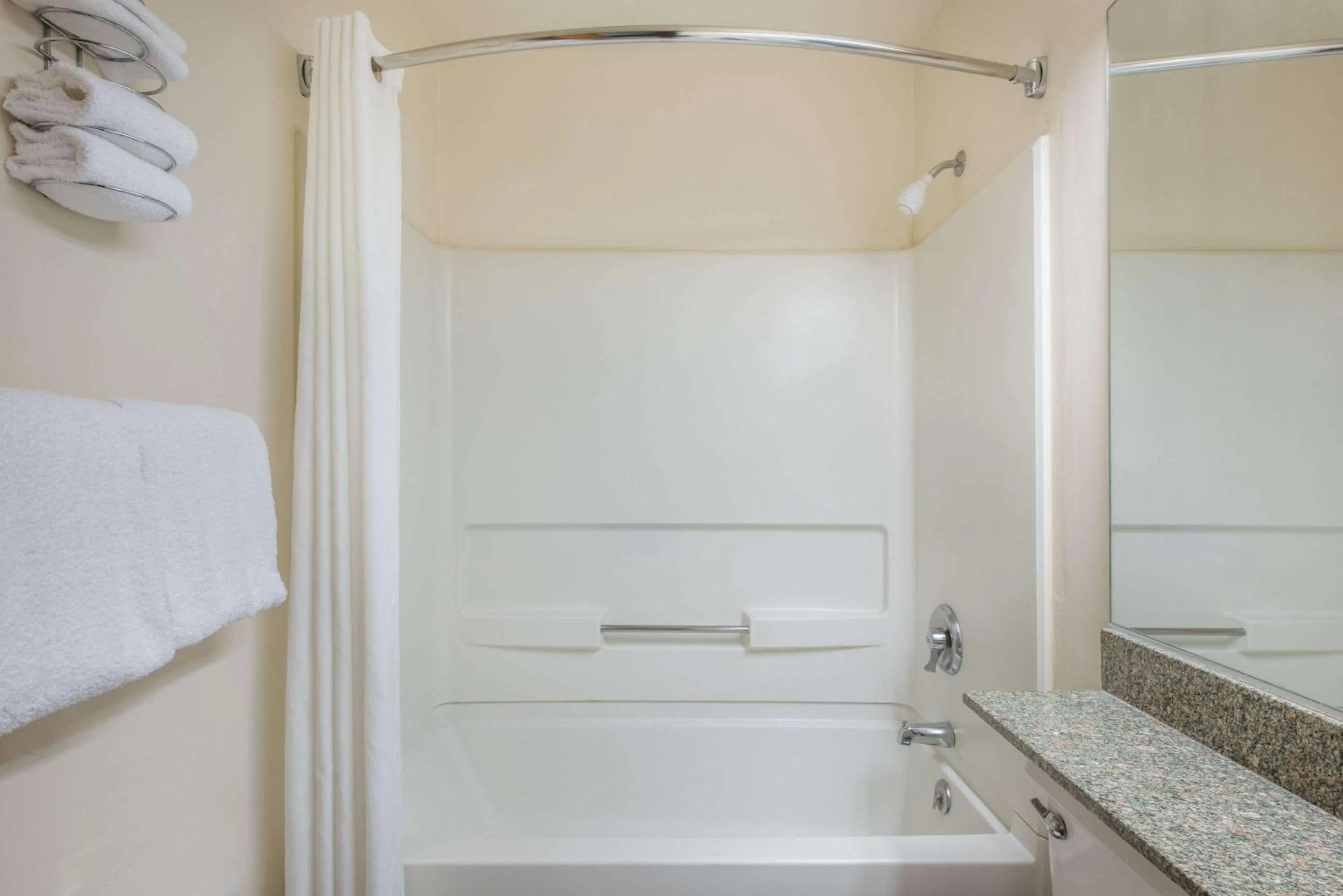 Photo of the whole room in Knights Inn Allentown